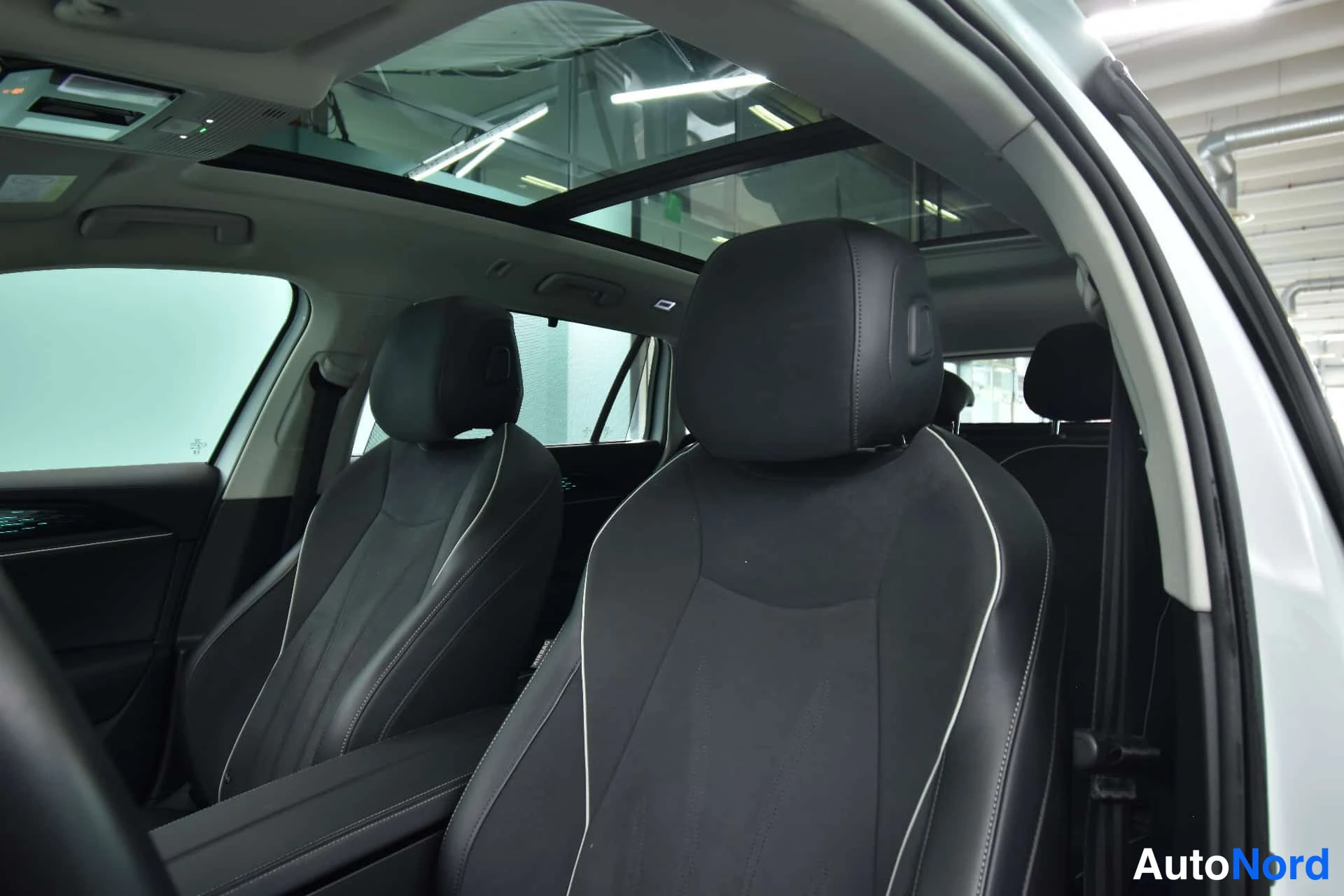 Valkoinen Volkswagen Passat 2024, etuistuimet, kuva 16