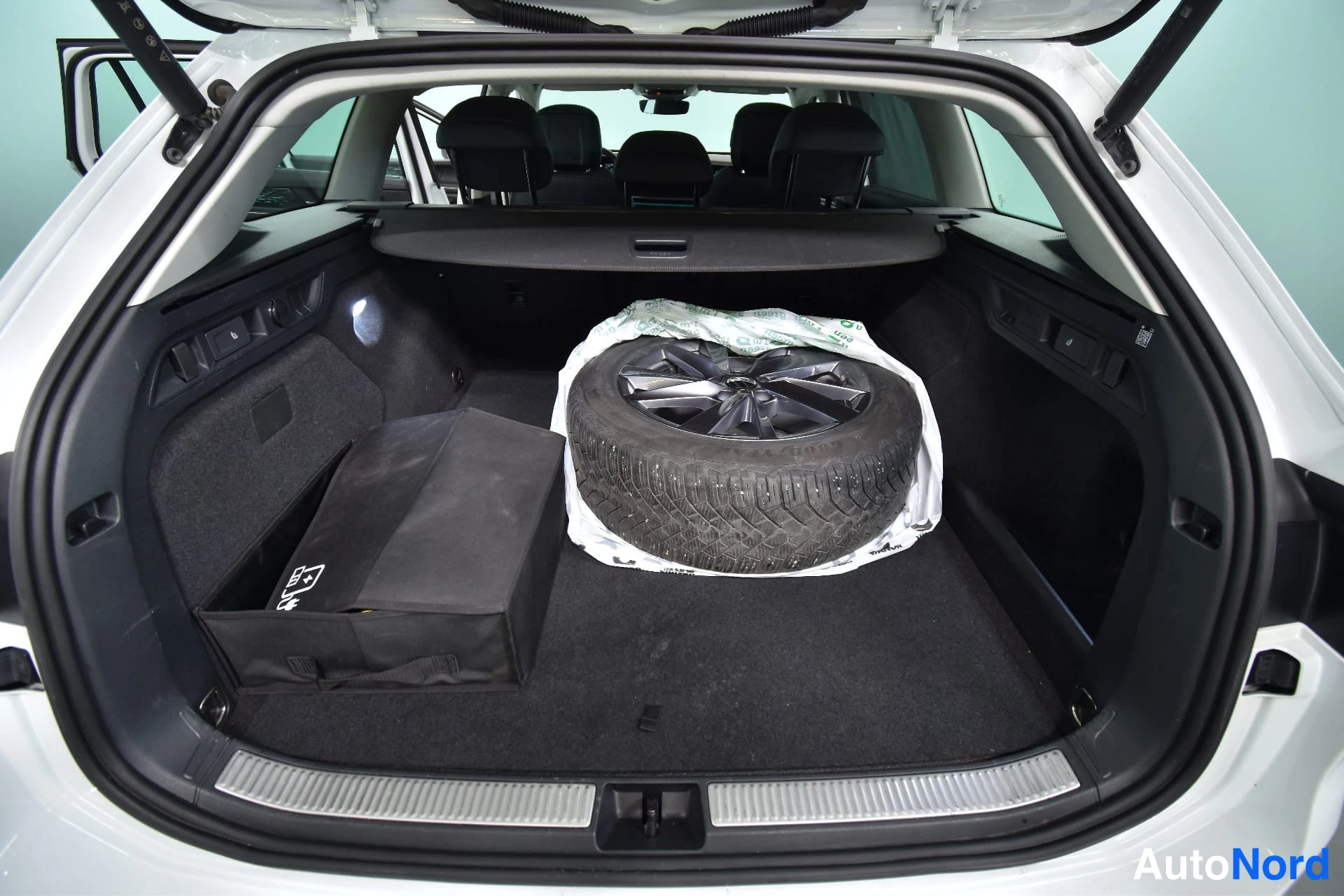 Valkoinen Volkswagen Passat 2024, tavaratila, kuva 19