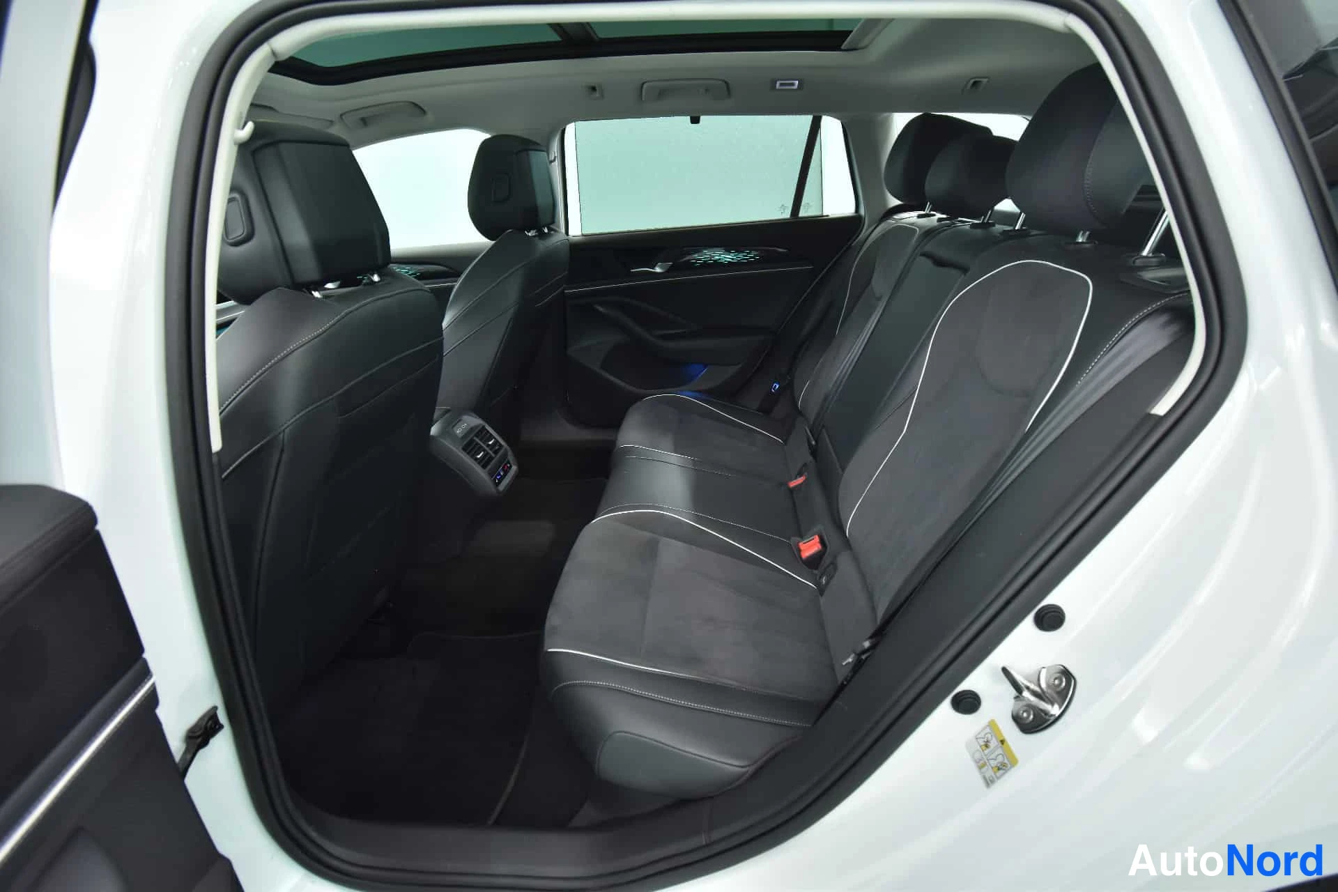 Valkoinen Volkswagen Passat 2024, takaistuimet, kuva 17