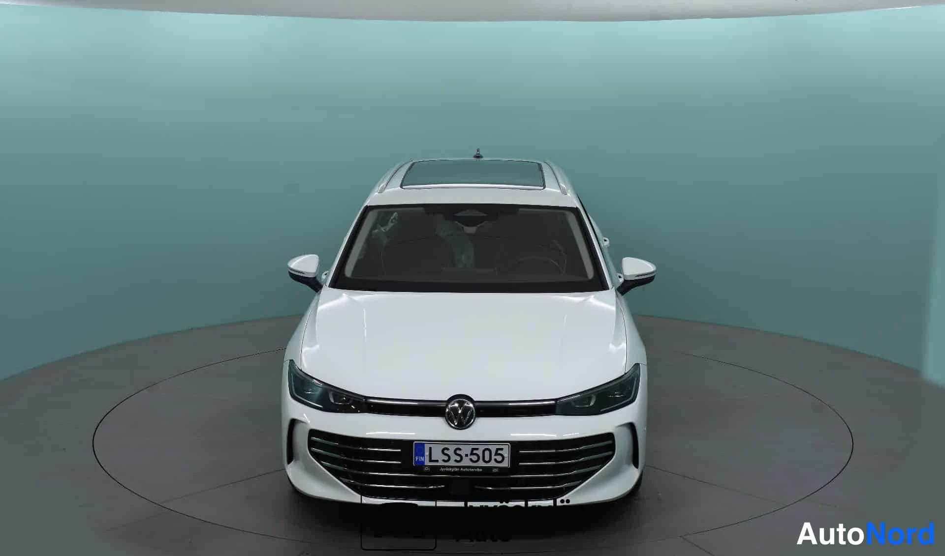 Valkoinen Volkswagen Passat 2024, edestä, kuva 5