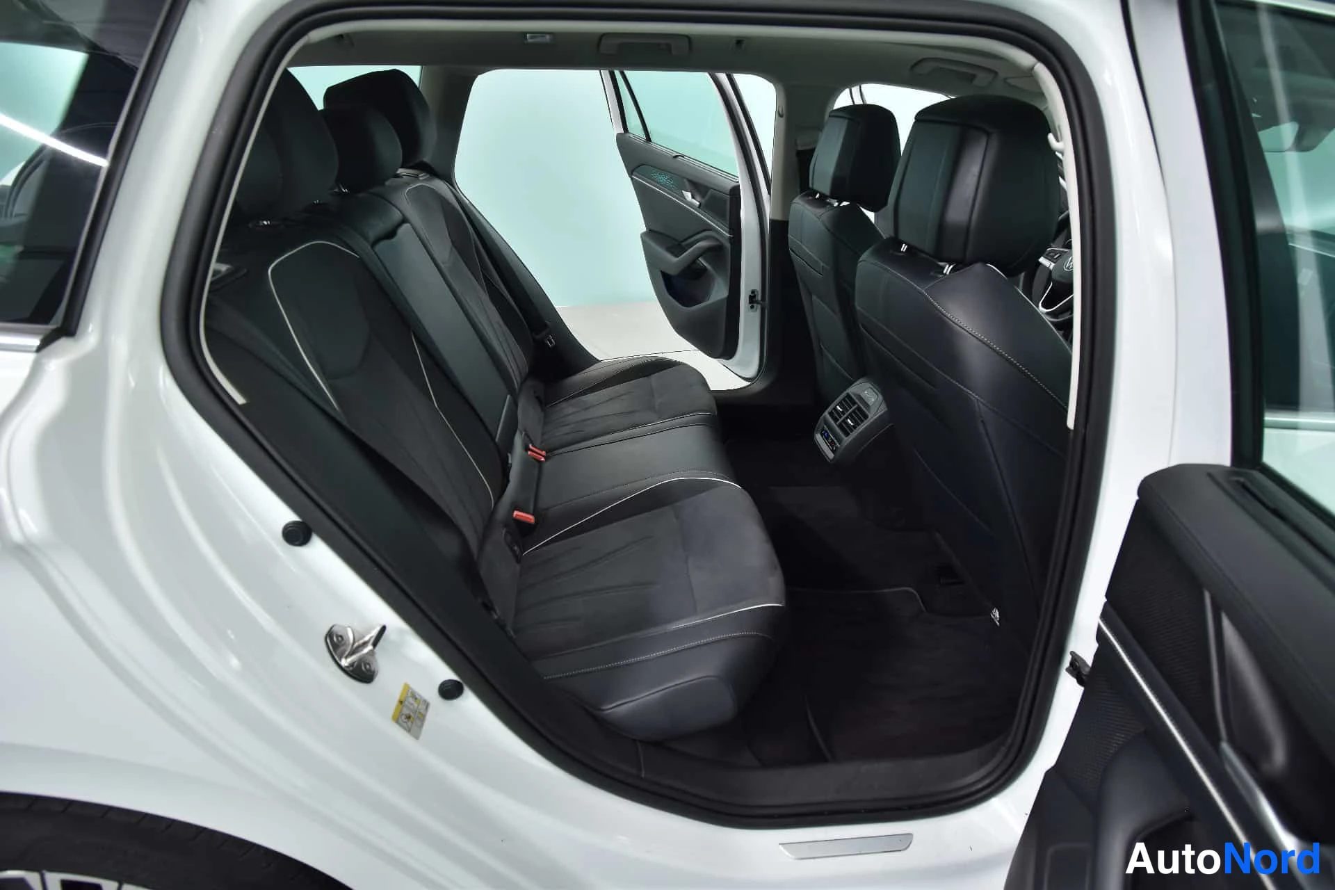Valkoinen Volkswagen Passat 2024, takaistuimet, kuva 18