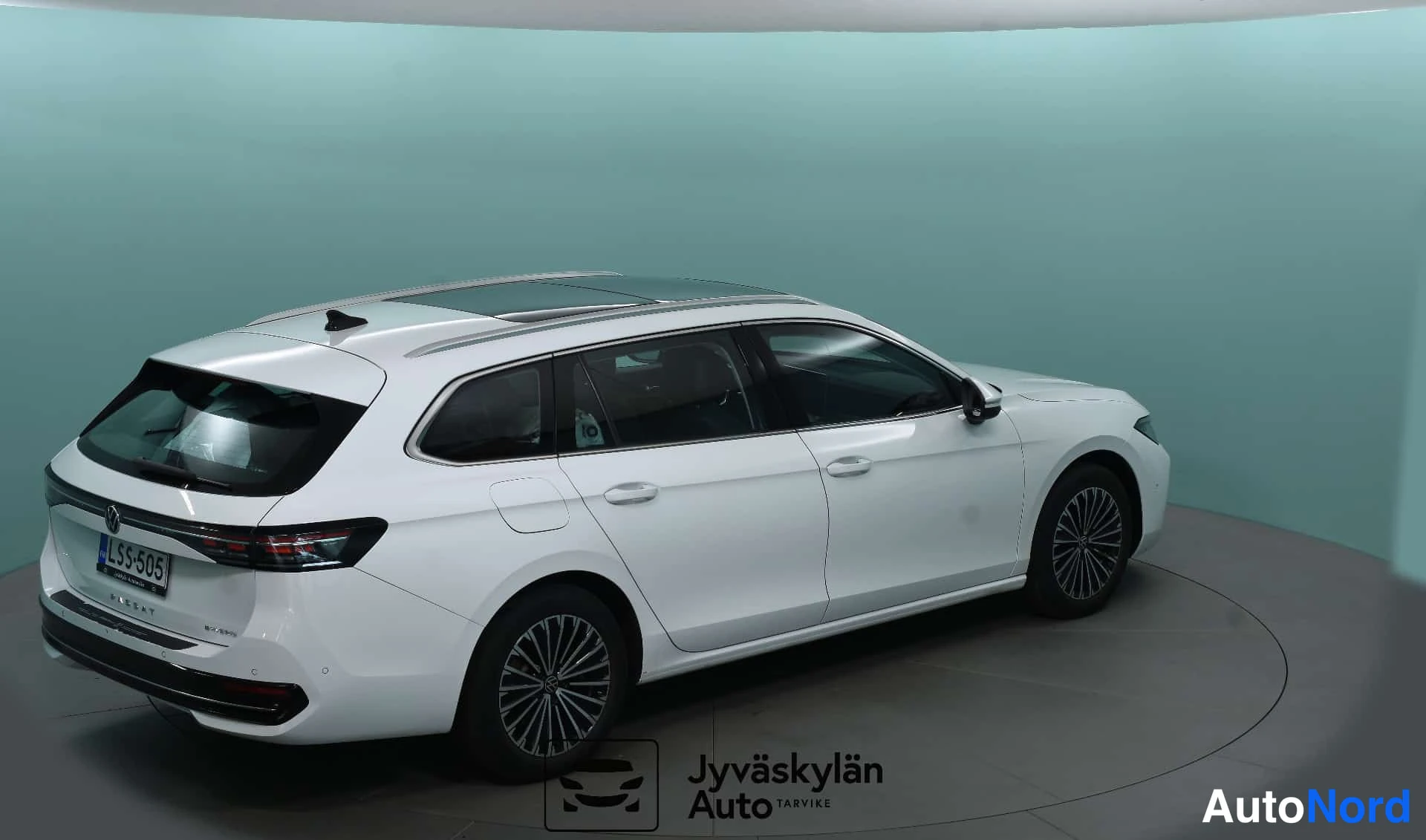 Valkoinen Volkswagen Passat 2024, takaviisto, kuva 7