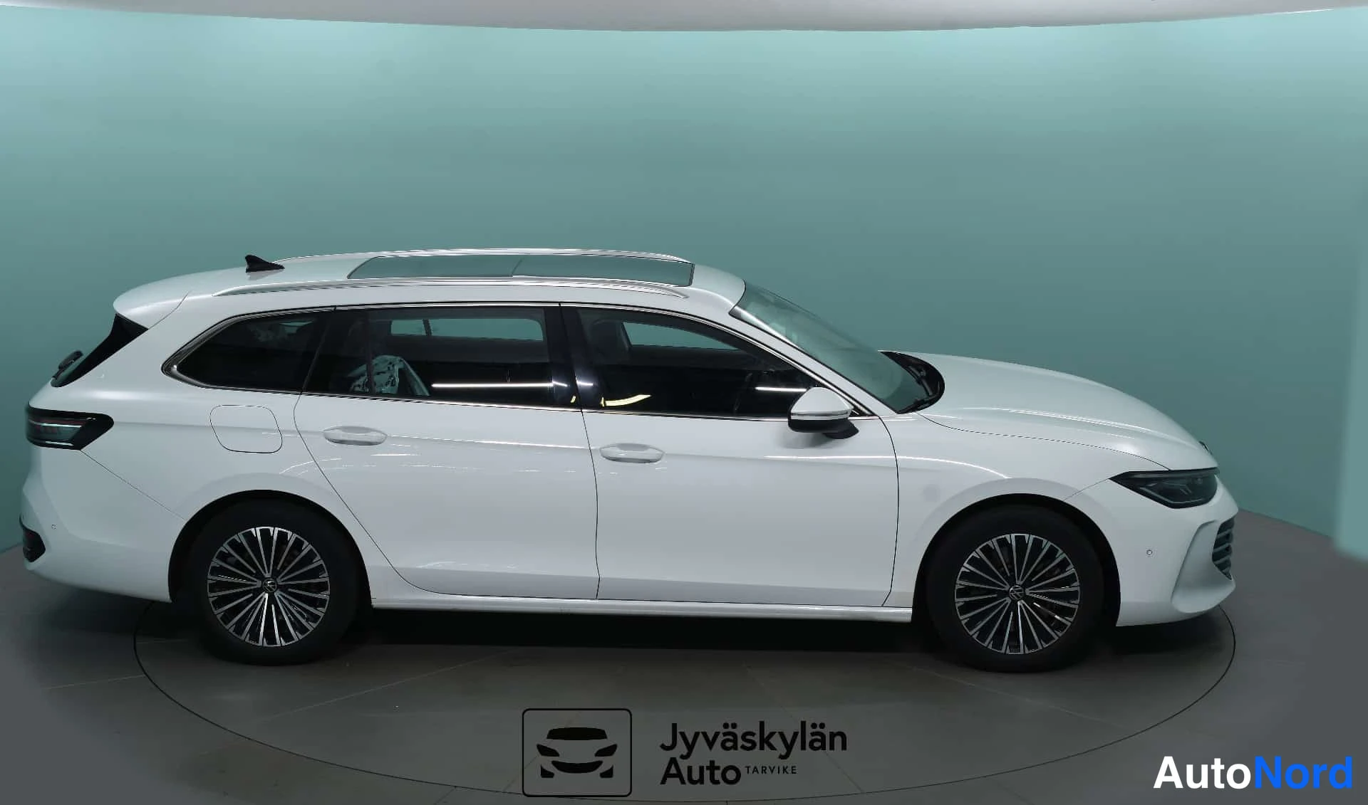Valkoinen Volkswagen Passat 2024, etuviisto, keula oikealle, kuva 4