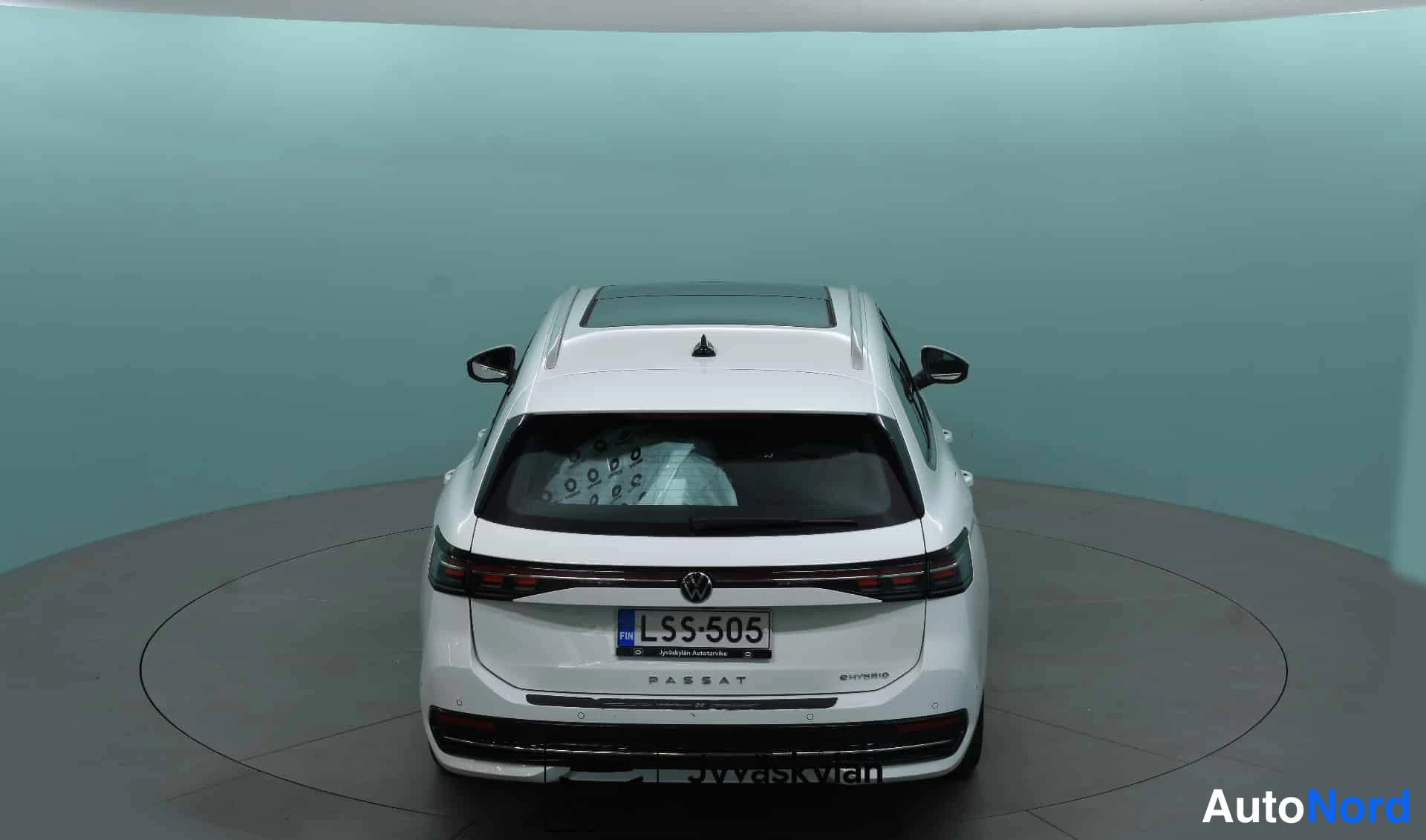Valkoinen Volkswagen Passat 2024, takaa, kuva 10