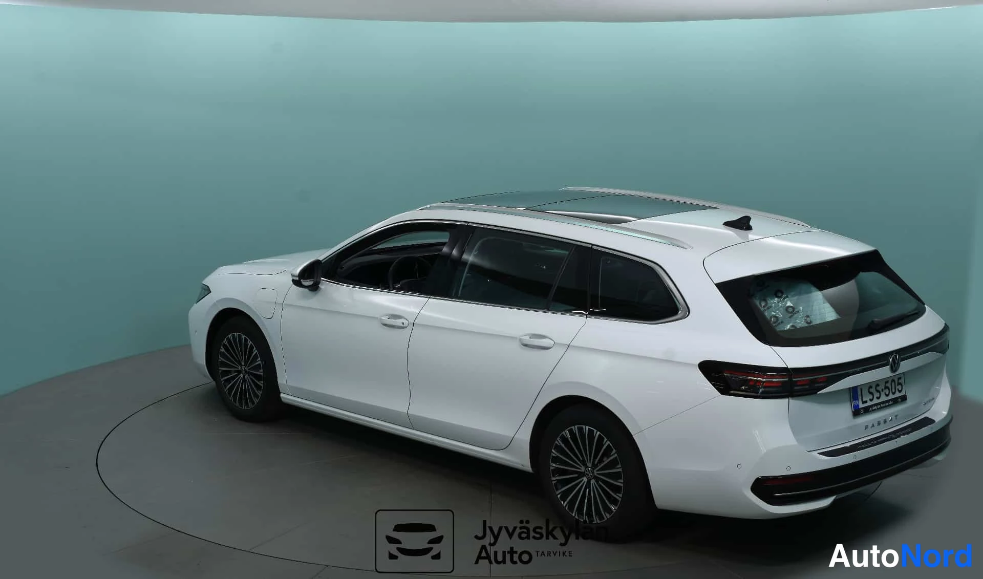 Valkoinen Volkswagen Passat 2024, takaviisto, kuva 8