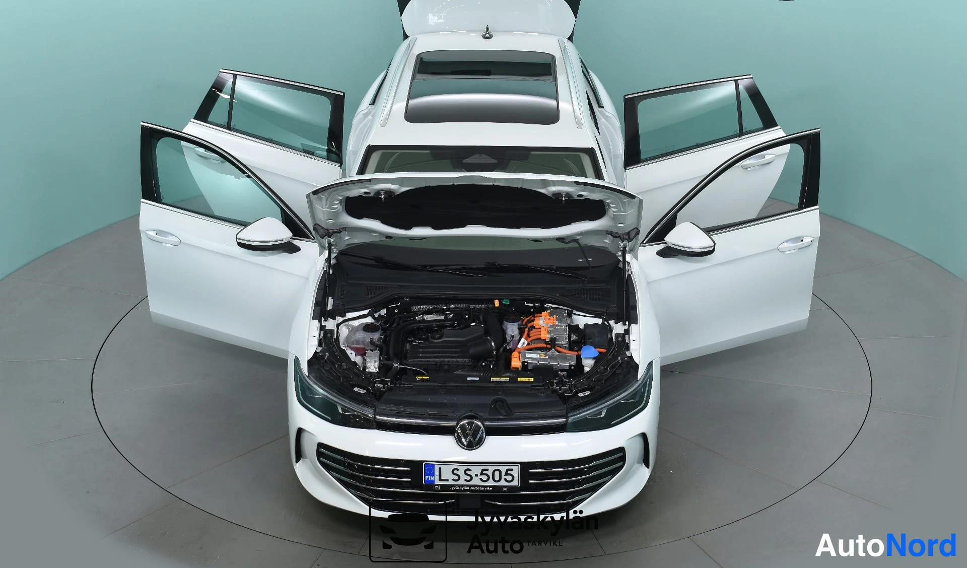 Valkoinen Volkswagen Passat 2024, moottoritila, kuva 20