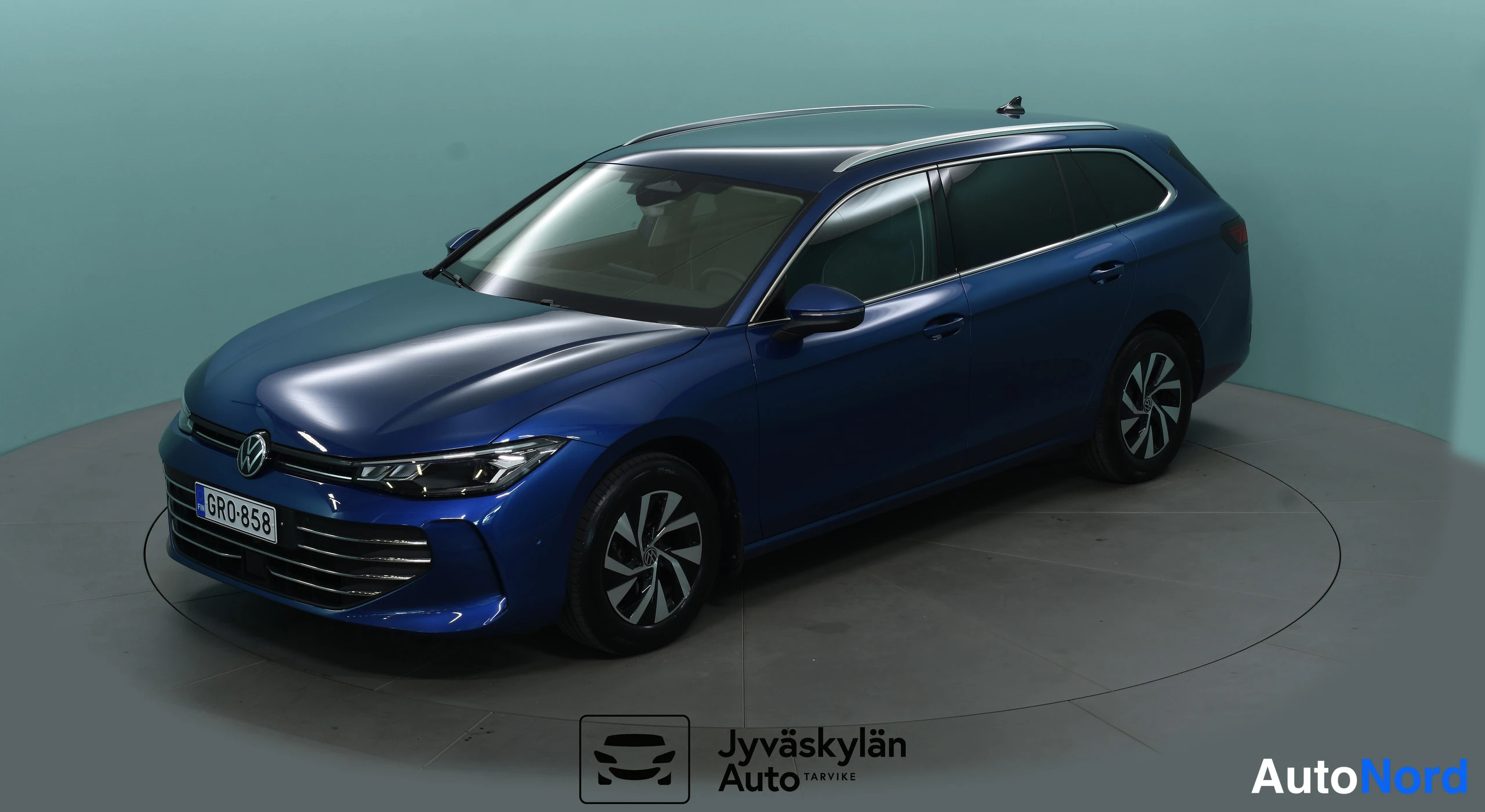 Sininen Volkswagen Passat 2024, etuviisto, keula vasemmalle, kuva 2