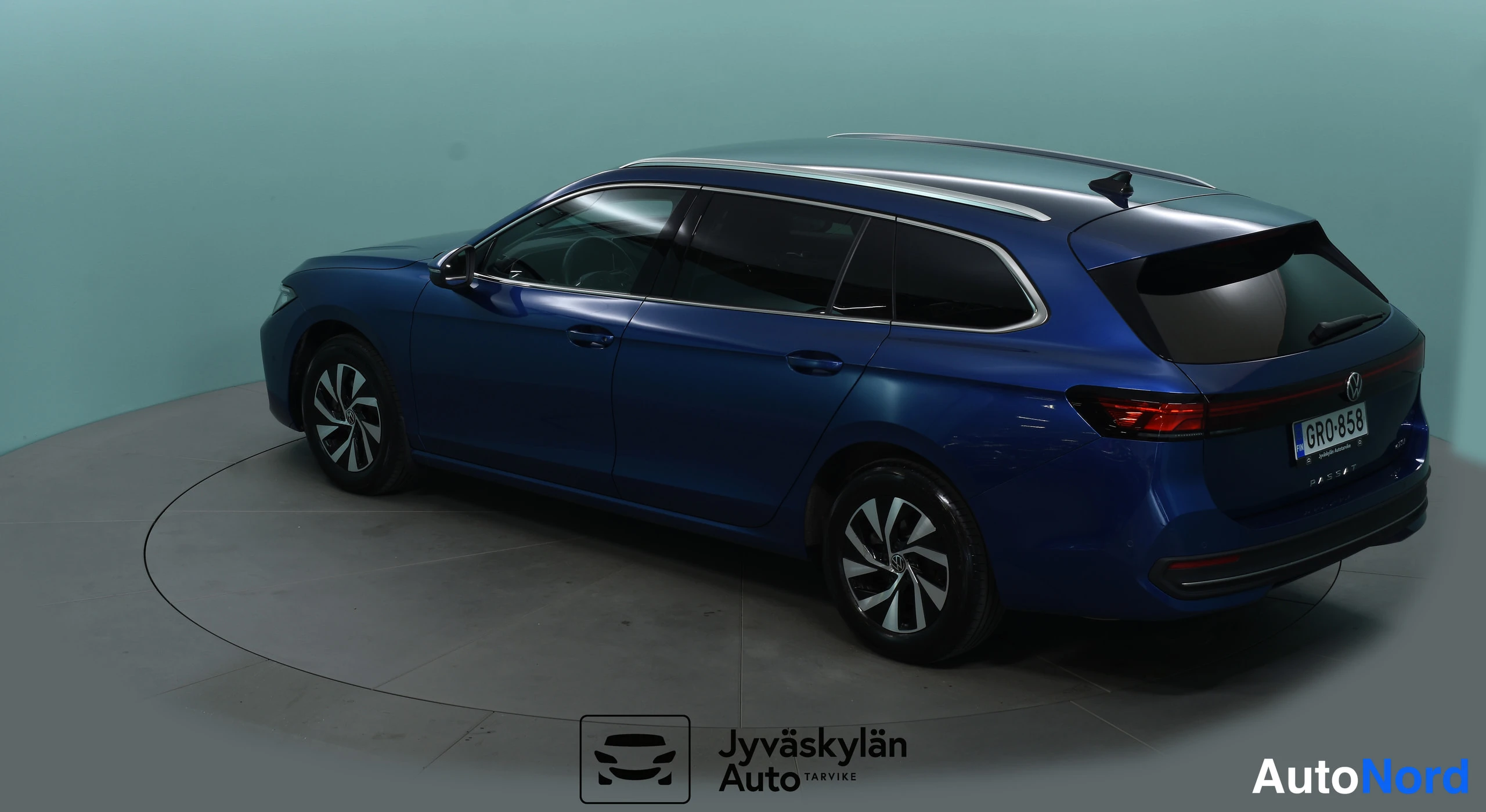Sininen Volkswagen Passat 2024, takaviisto, kuva 16