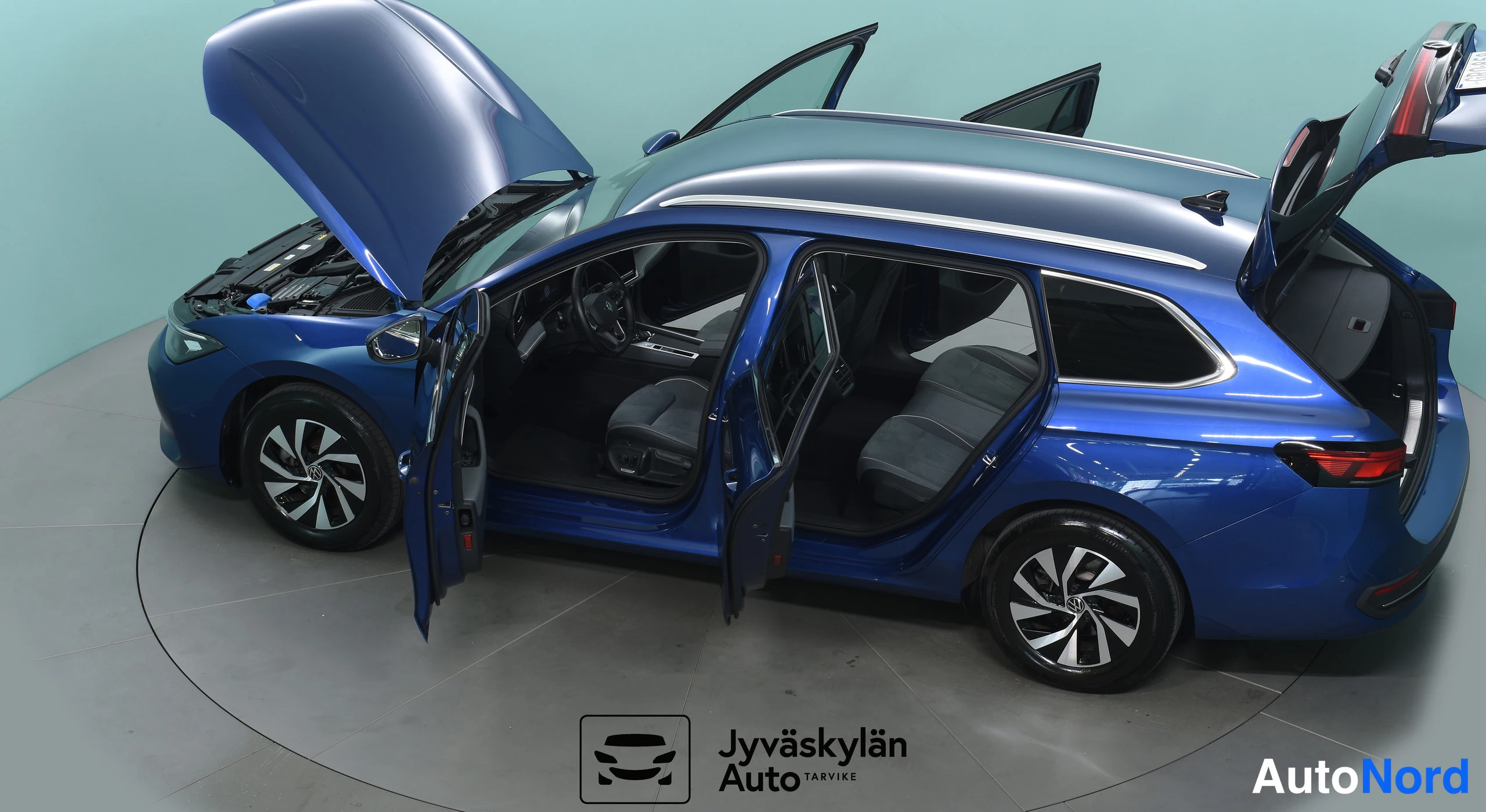 Sininen Volkswagen Passat 2024, etuviisto, keula vasemmalle, kuva 4