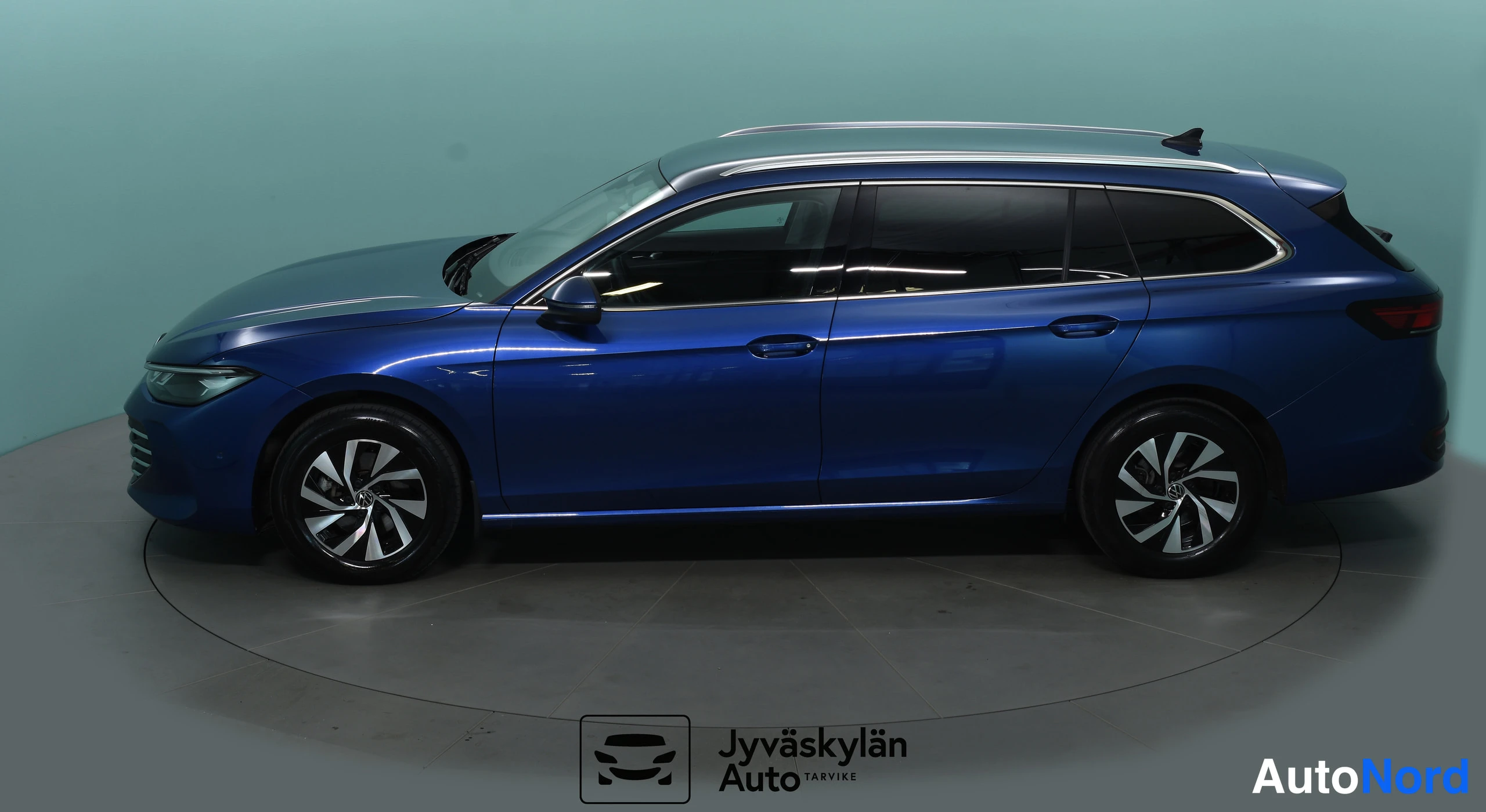 Sininen Volkswagen Passat 2024, takaviisto, kuva 13