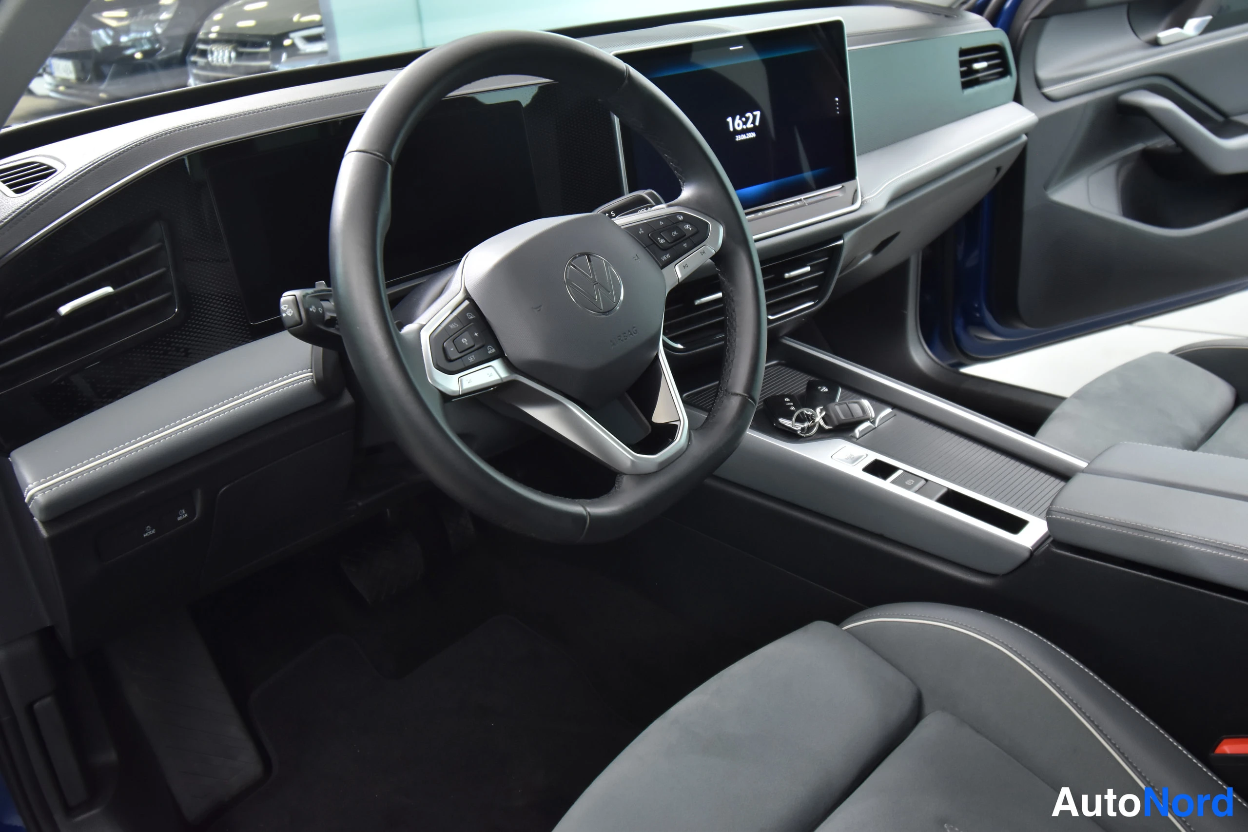 Sininen Volkswagen Passat 2024, ohjaamo, kuva 24