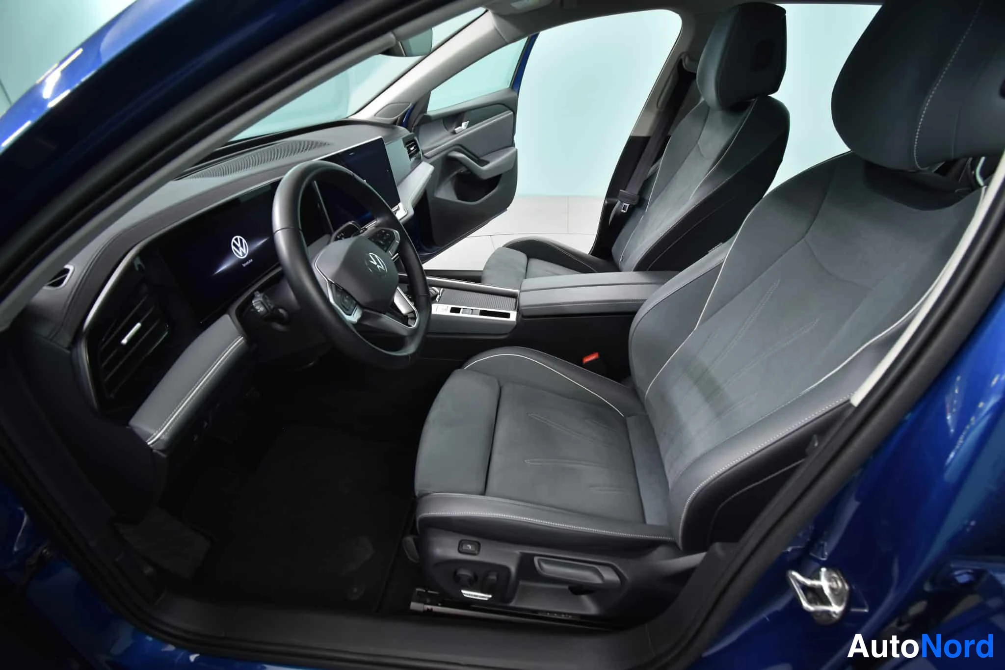 Sininen Volkswagen Passat 2024, ohjaamo, kuva 25