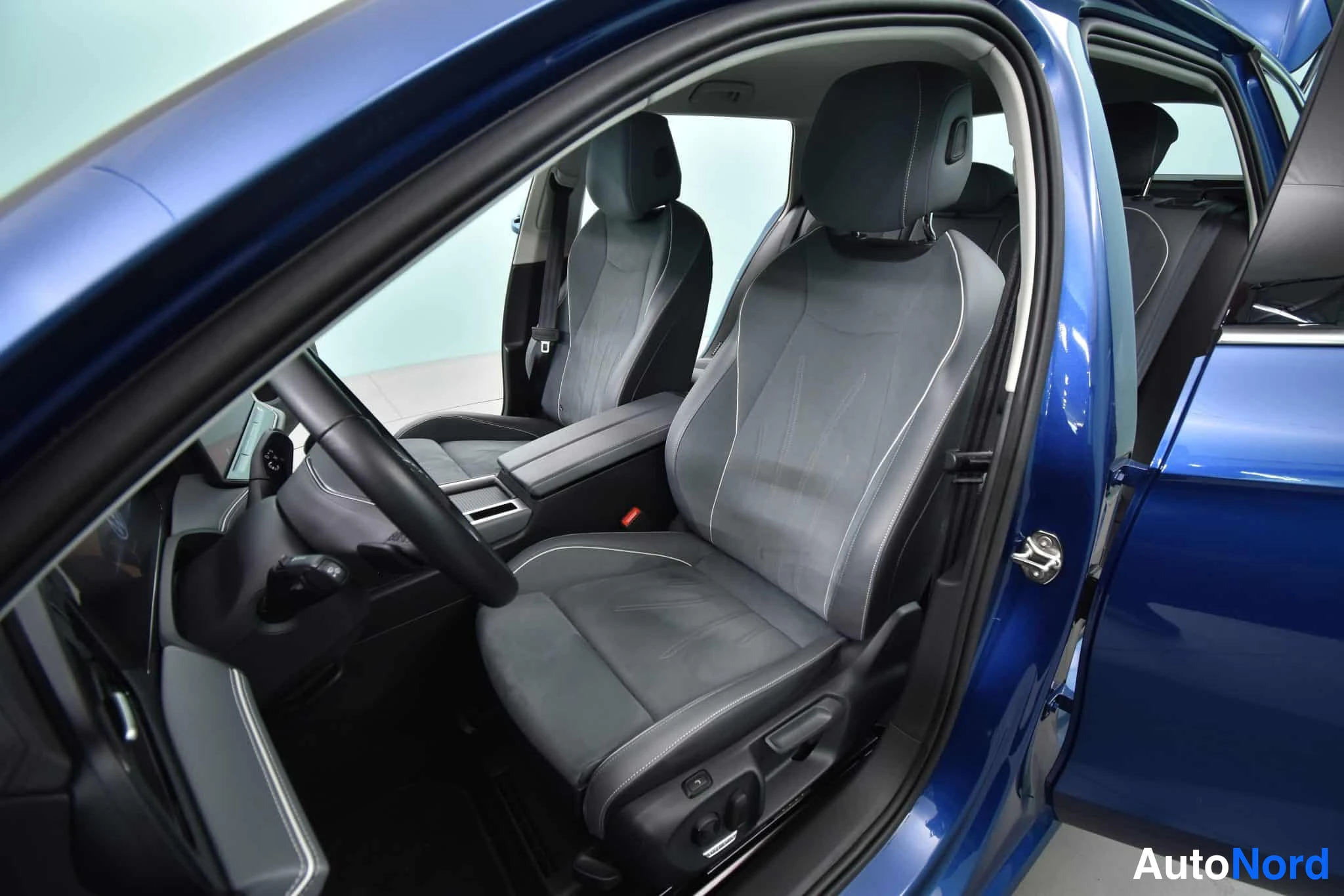 Sininen Volkswagen Passat 2024, etuistuimet, kuva 27