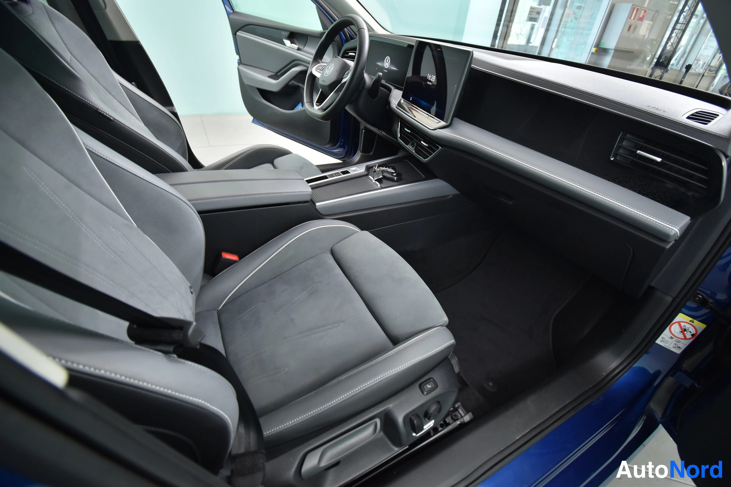 Sininen Volkswagen Passat 2024, etuistuimet, kuva 30