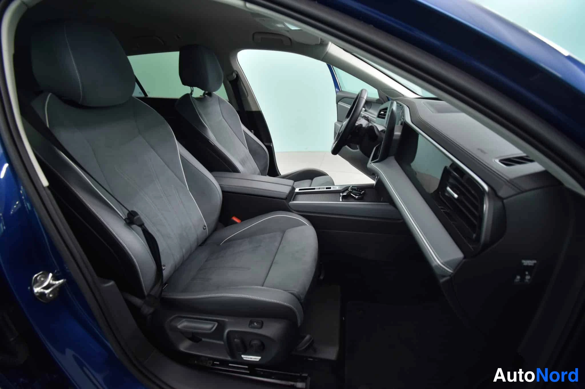Sininen Volkswagen Passat 2024, etuistuimet, kuva 31