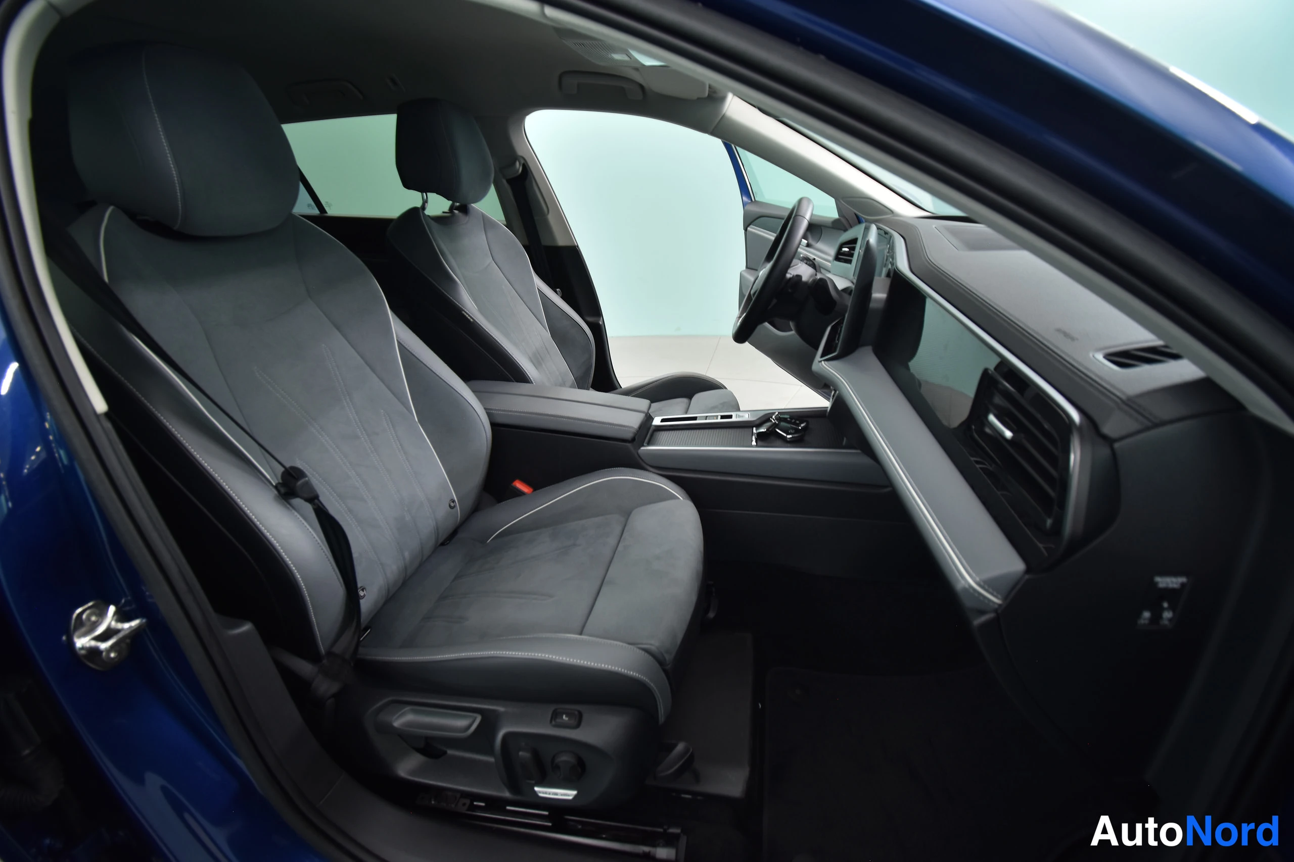Sininen Volkswagen Passat 2024, etuistuimet, kuva 32