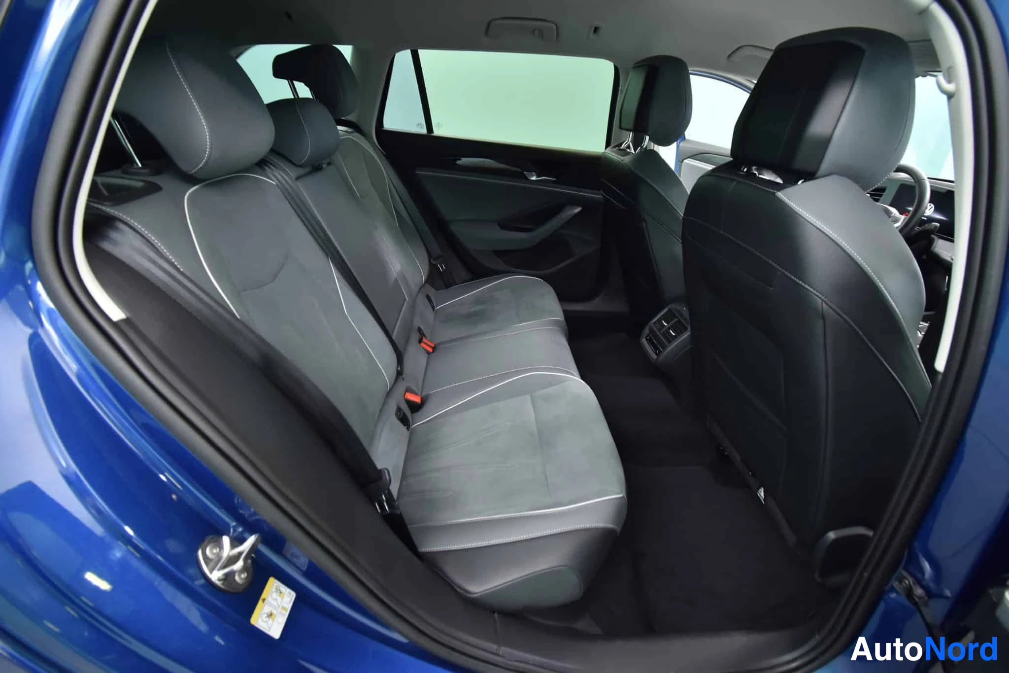 Sininen Volkswagen Passat 2024, takaistuimet, kuva 33