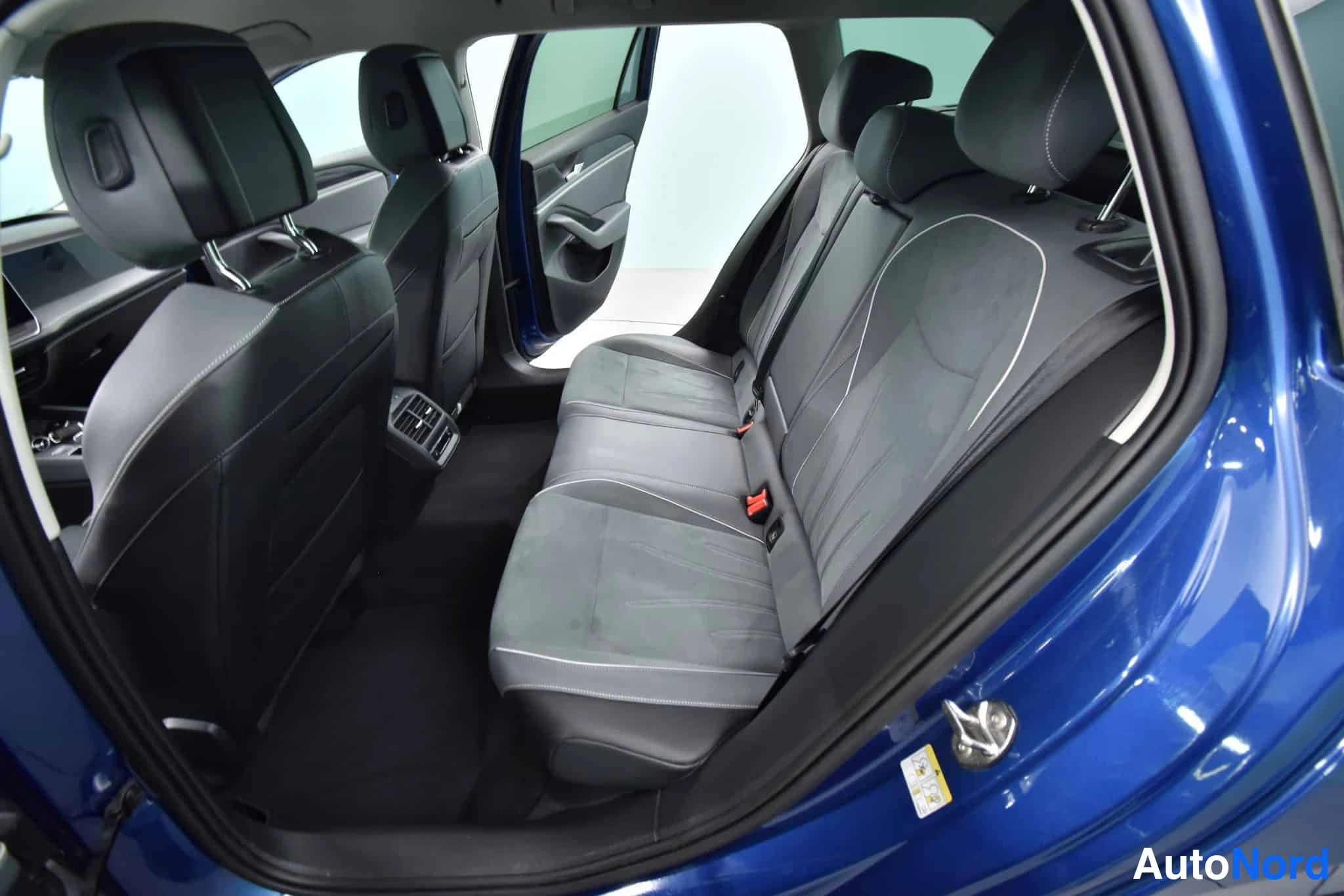 Sininen Volkswagen Passat 2024, takaistuimet, kuva 35