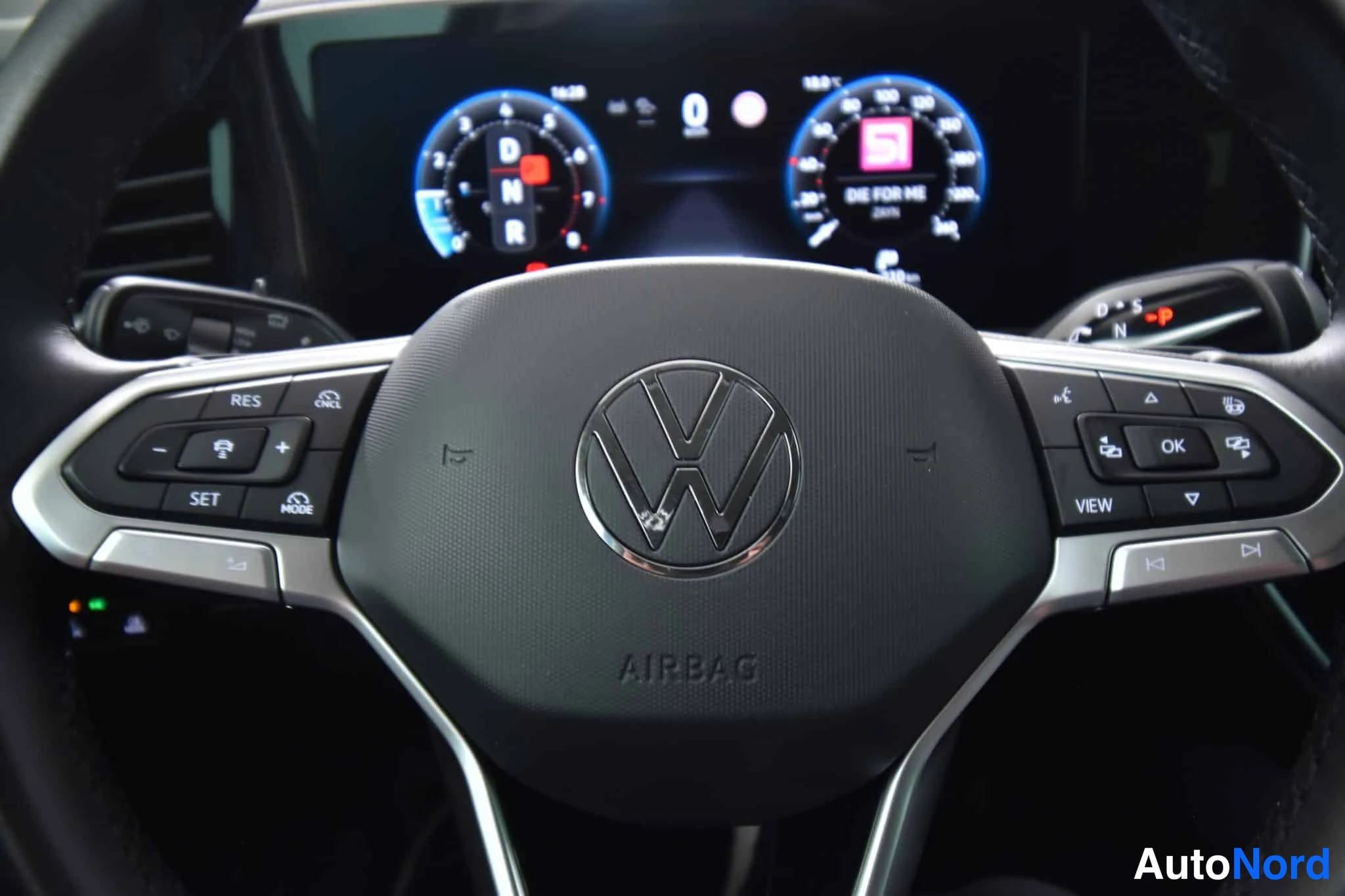 Sininen Volkswagen Passat 2024, yksityiskohta, kuva 37