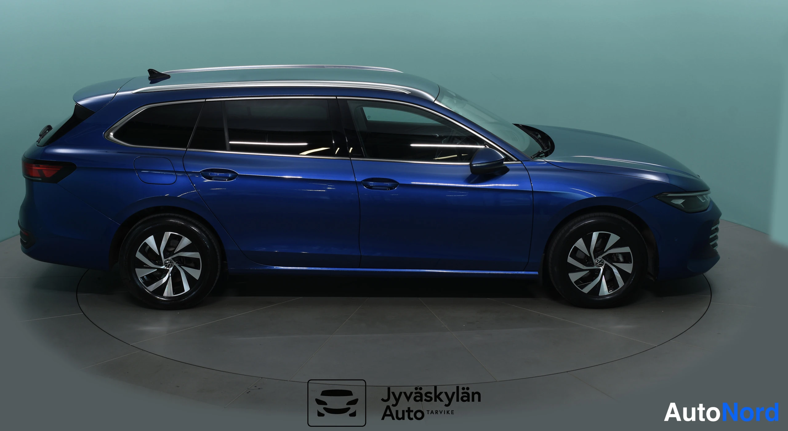 Sininen Volkswagen Passat 2024, sivulta, kuva 9