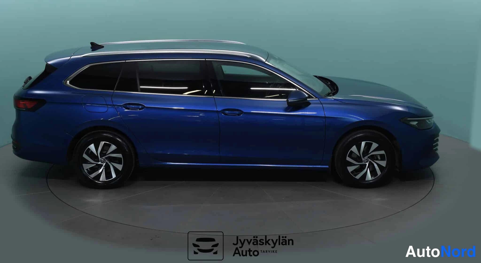 Sininen Volkswagen Passat 2024, sivulta, kuva 10