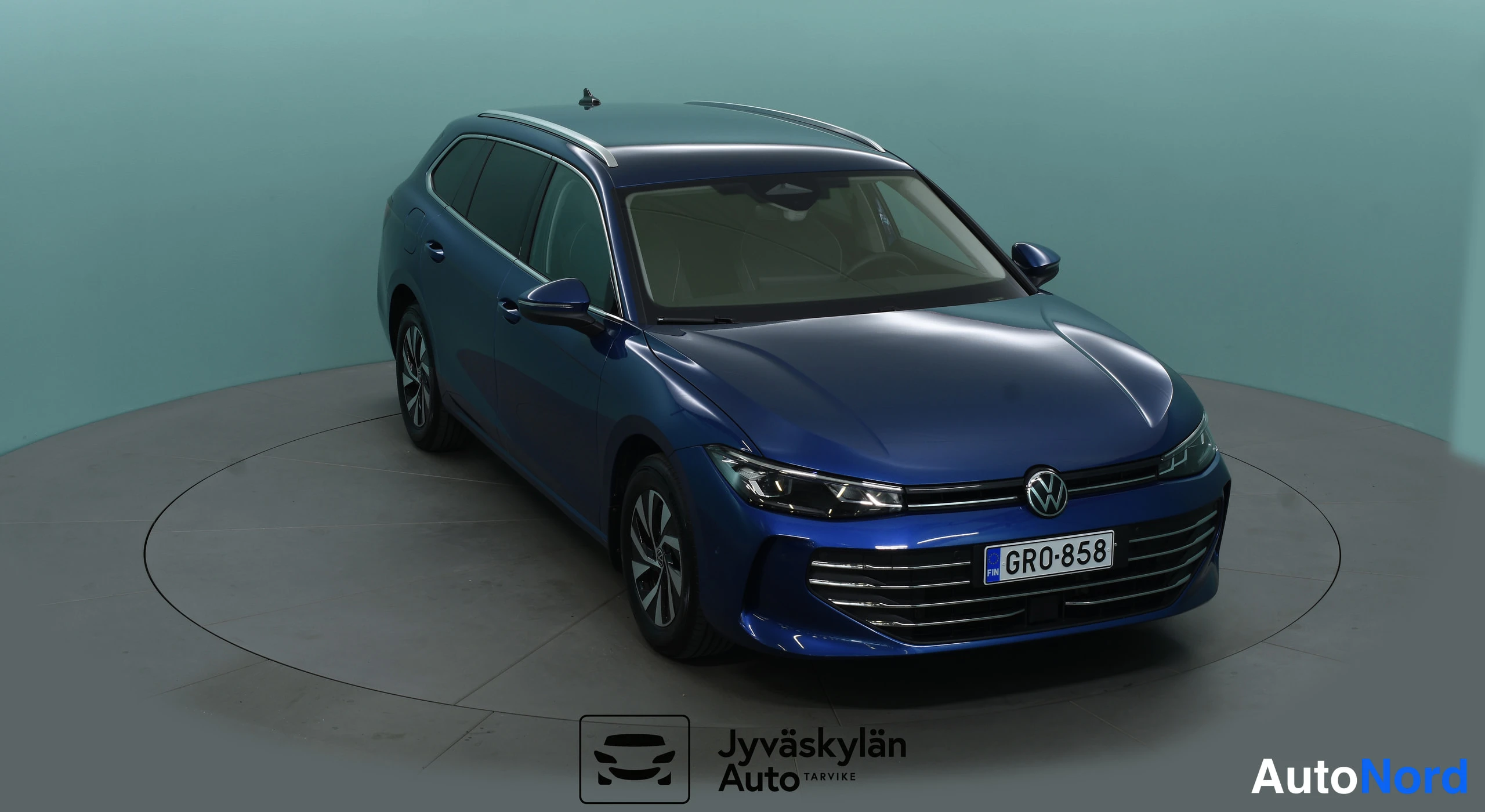 Sininen Volkswagen Passat 2024, sivulta, kuva 11