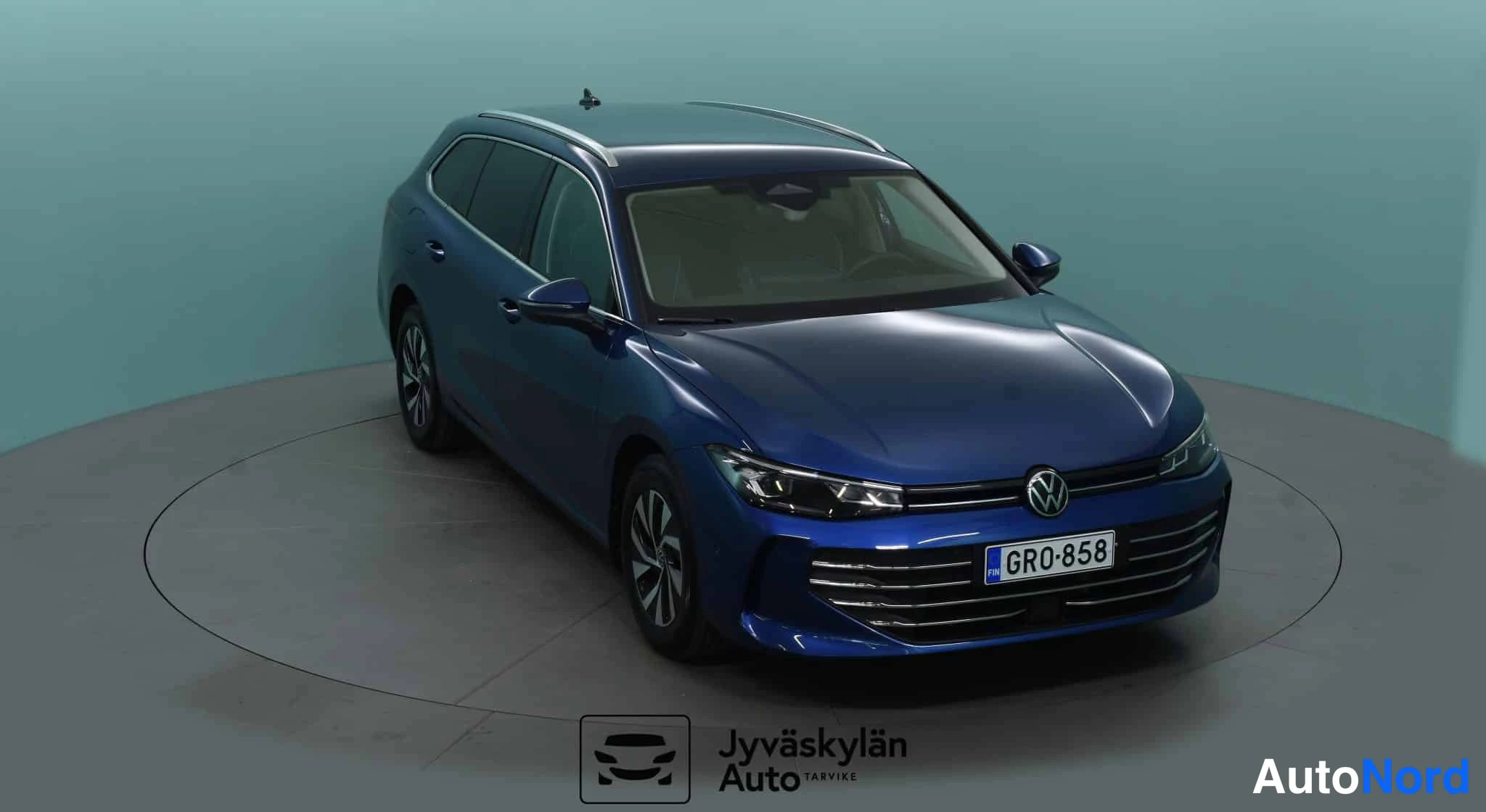 Sininen Volkswagen Passat 2024, sivulta, kuva 12