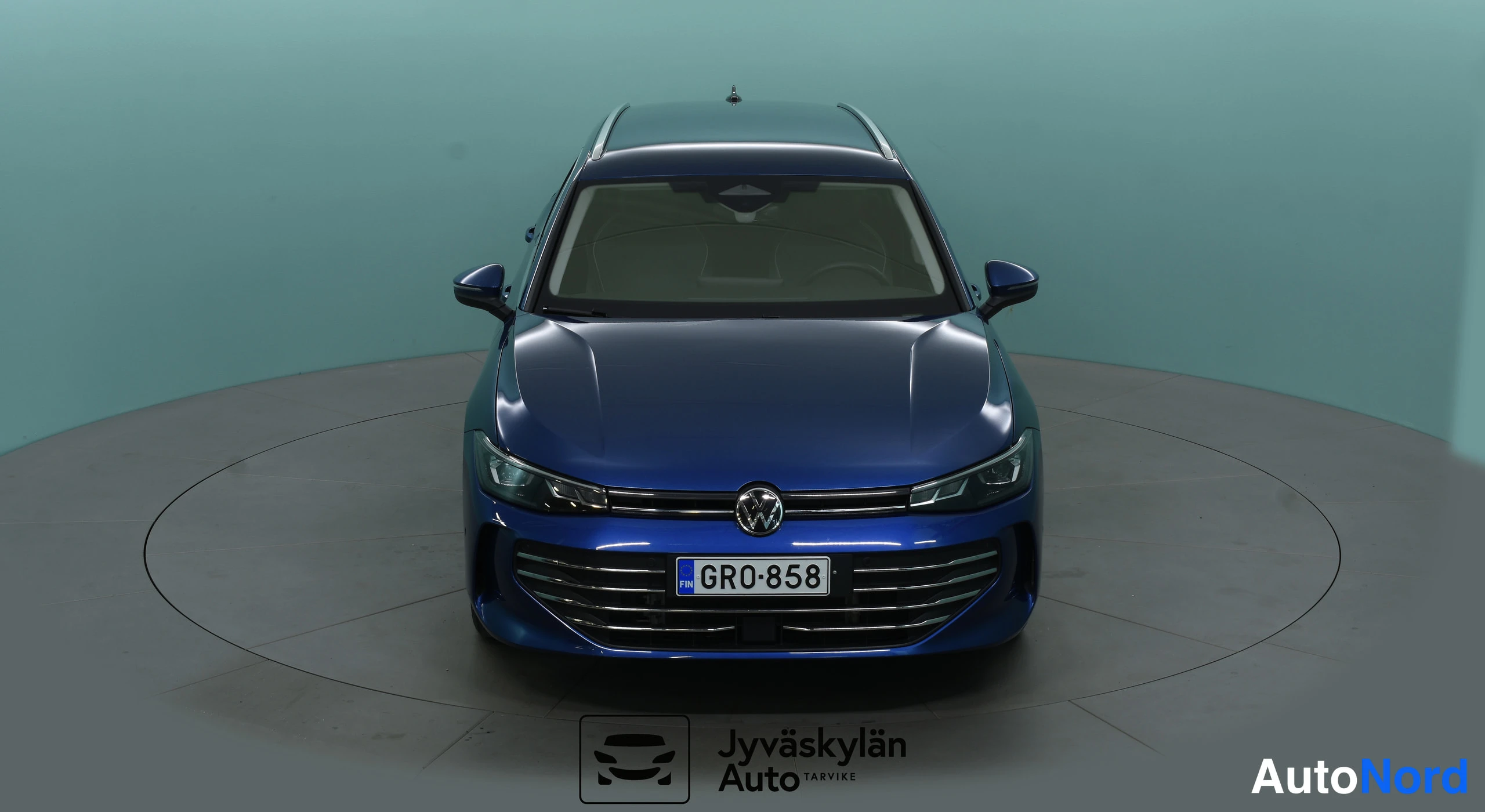 Sininen Volkswagen Passat 2024, edestä, kuva 8