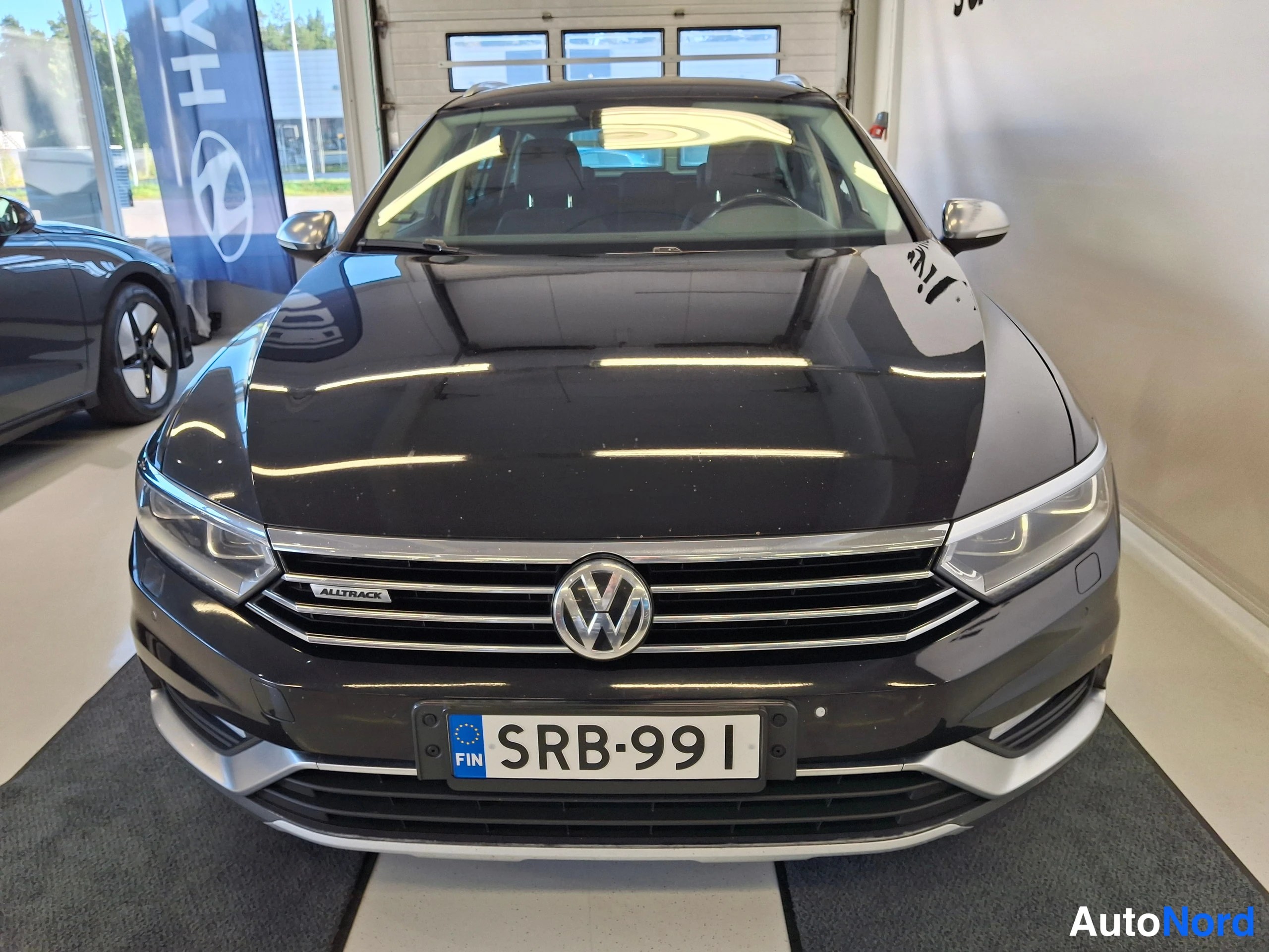 Musta Volkswagen Passat 2017, edestä, kuva 6