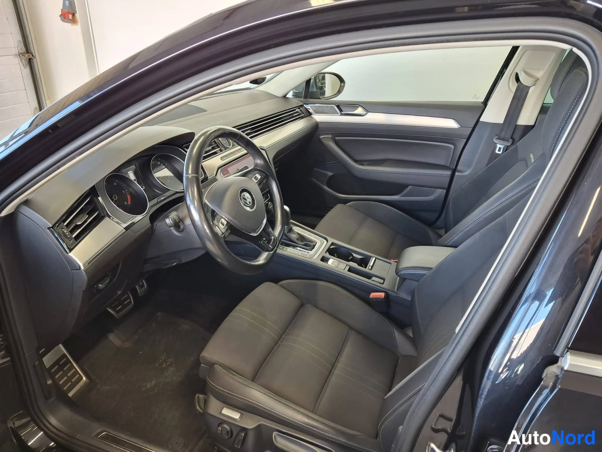 Musta Volkswagen Passat 2017, ohjaamo, kuva 13