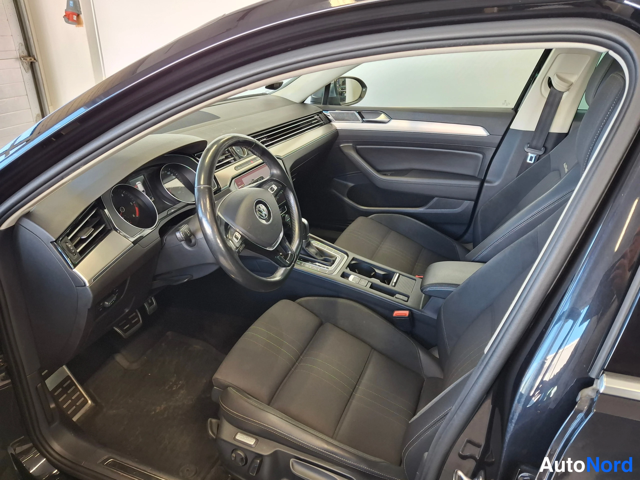 Musta Volkswagen Passat 2017, ohjaamo, kuva 14
