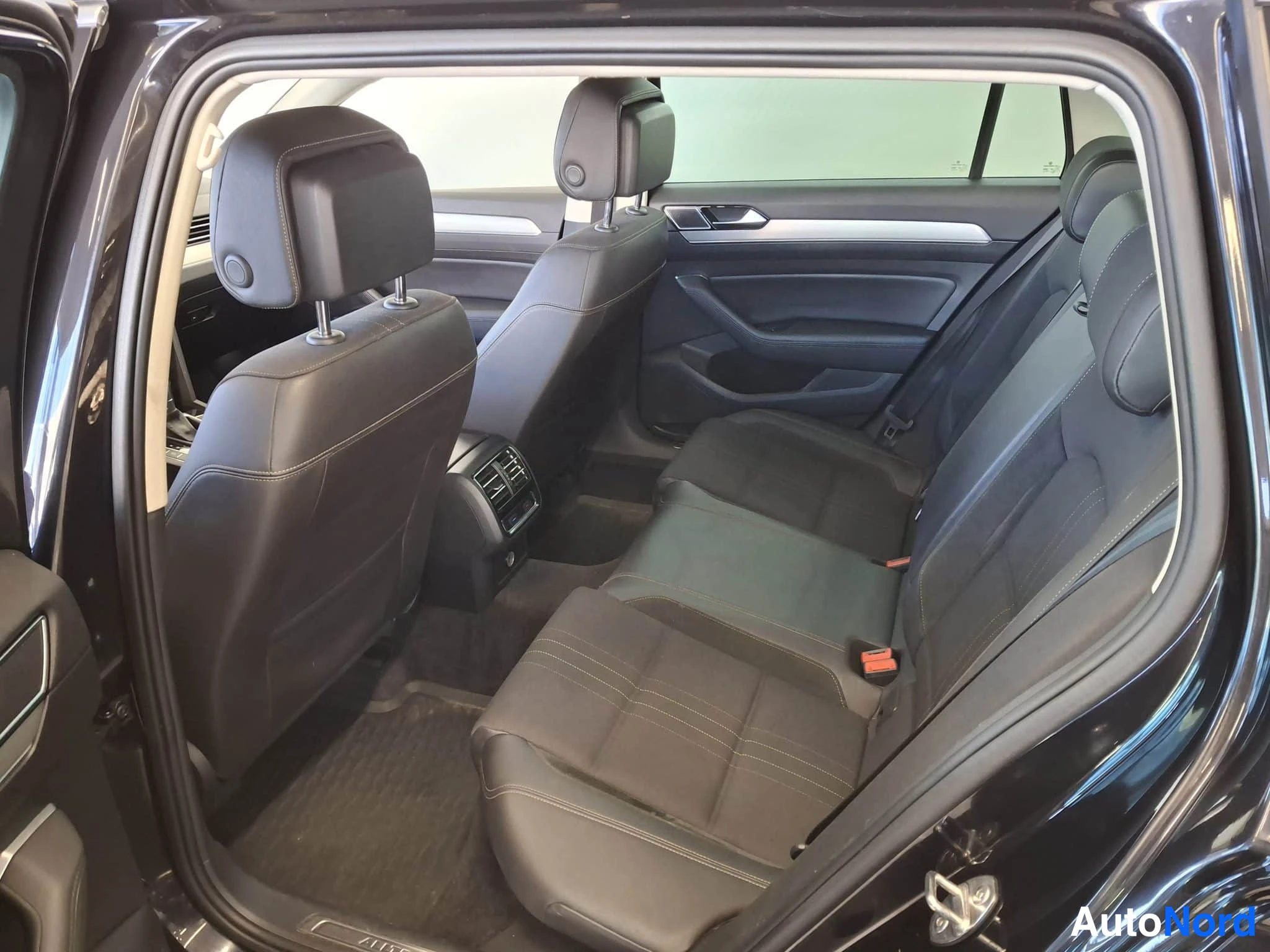 Musta Volkswagen Passat 2017, takaistuimet, kuva 20
