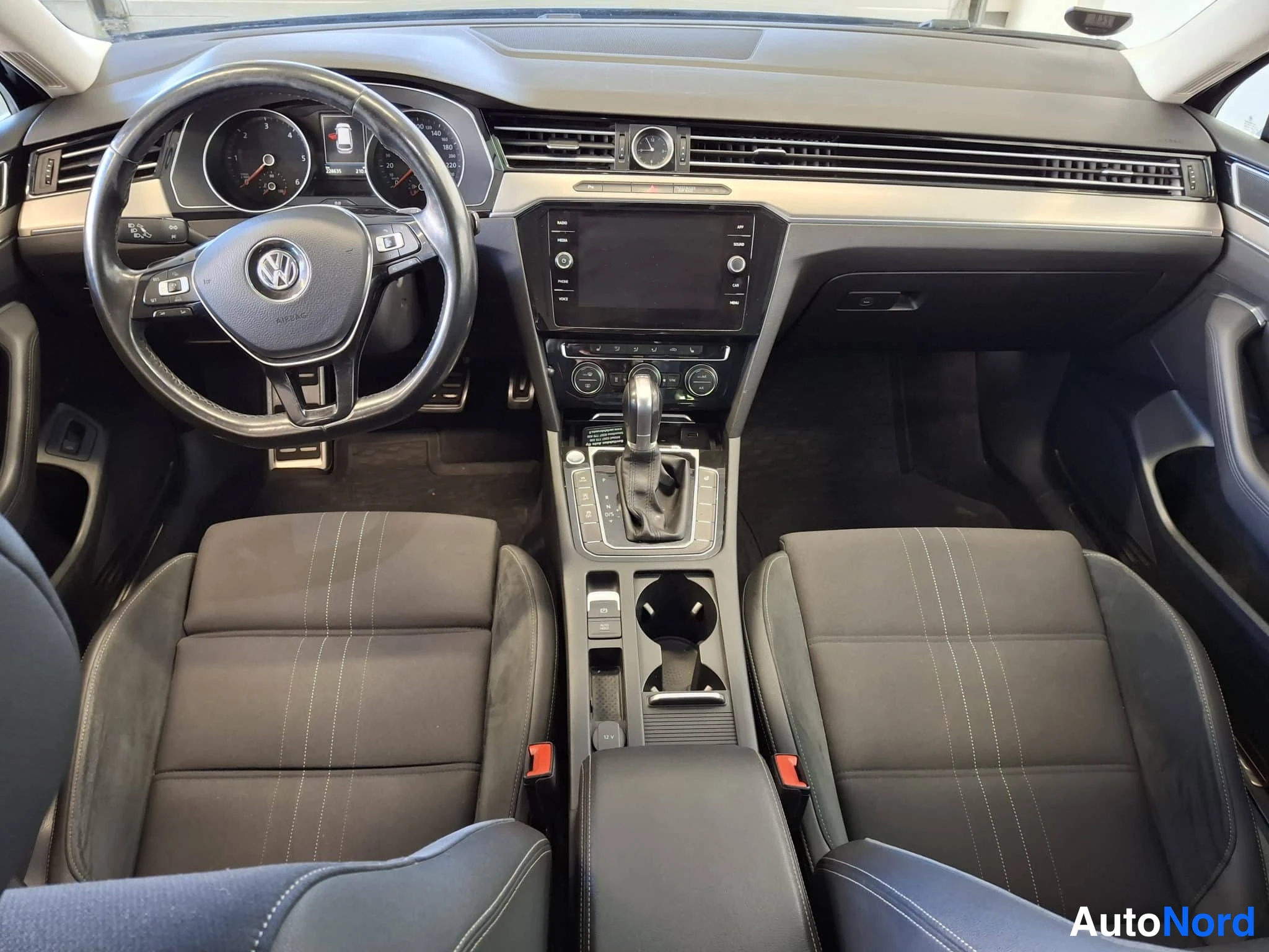 Musta Volkswagen Passat 2017, ohjaamo, kuva 15