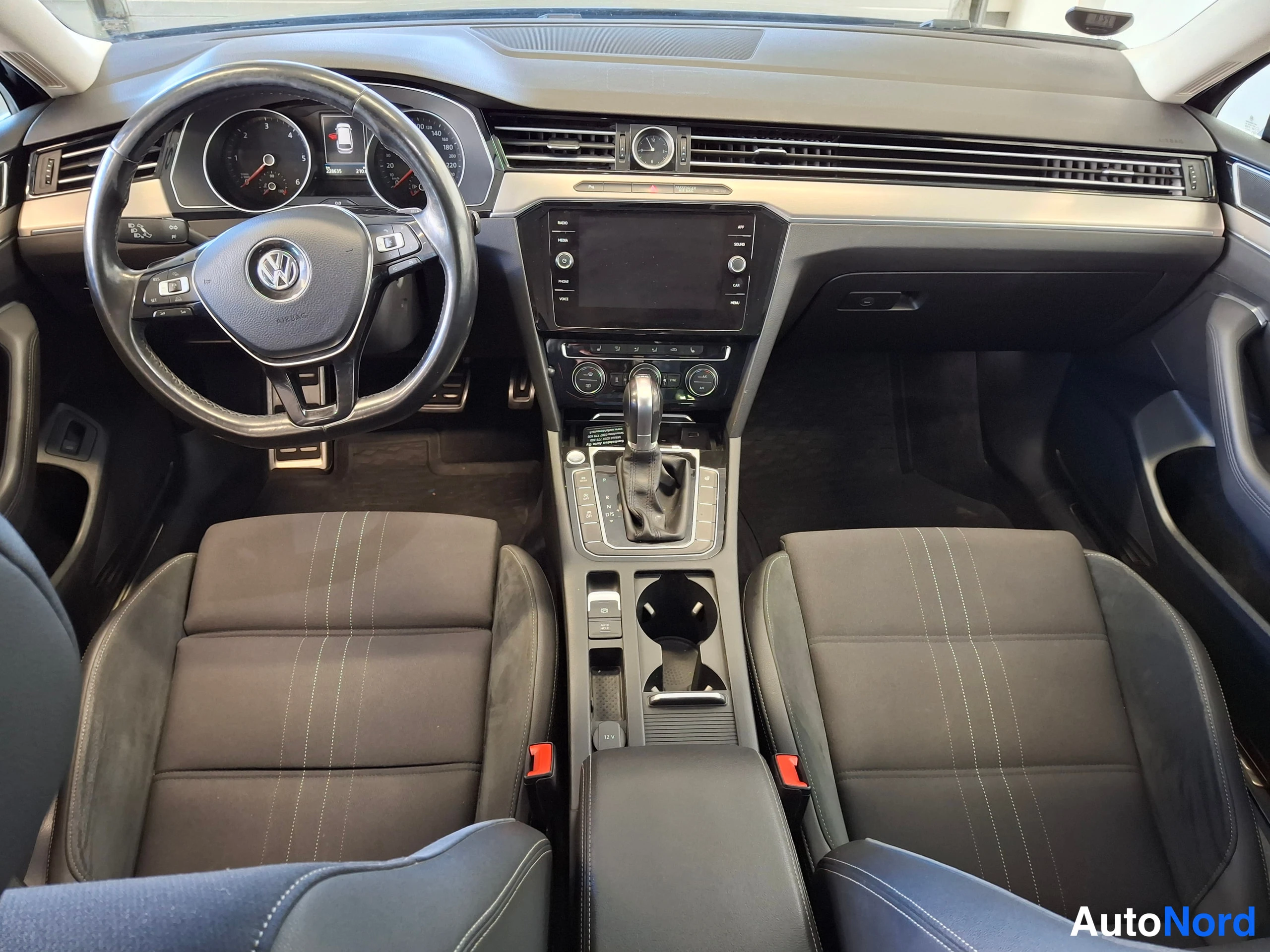 Musta Volkswagen Passat 2017, ohjaamo, kuva 16