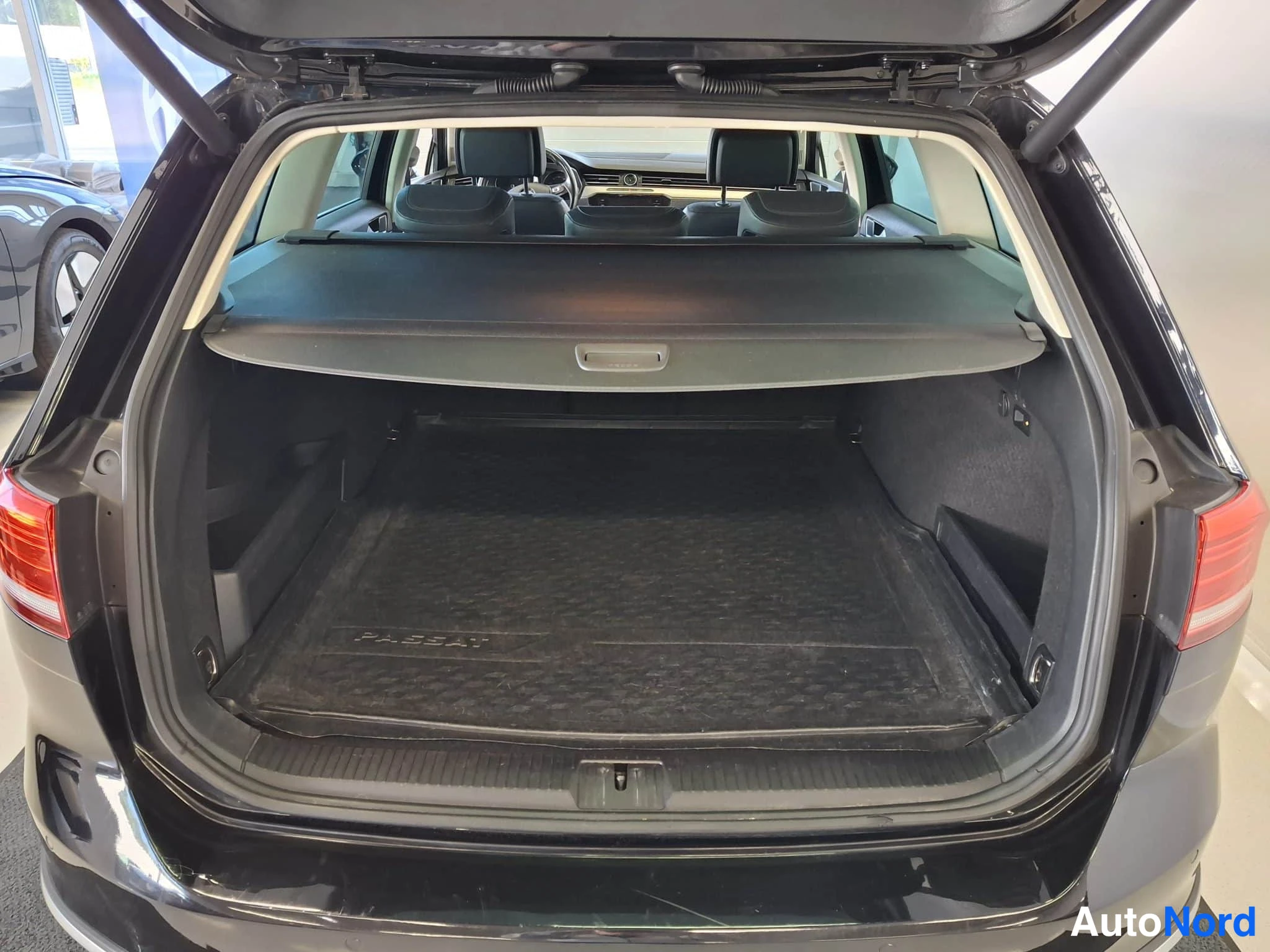 Musta Volkswagen Passat 2017, tavaratila, kuva 24