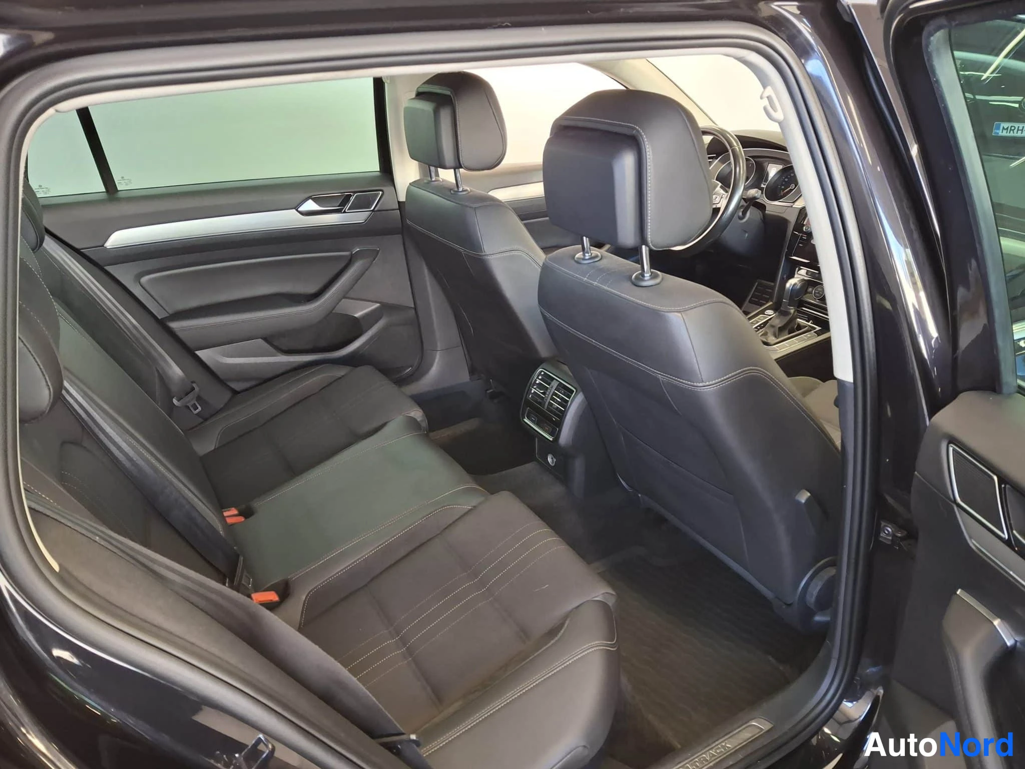 Musta Volkswagen Passat 2017, takaistuimet, kuva 22