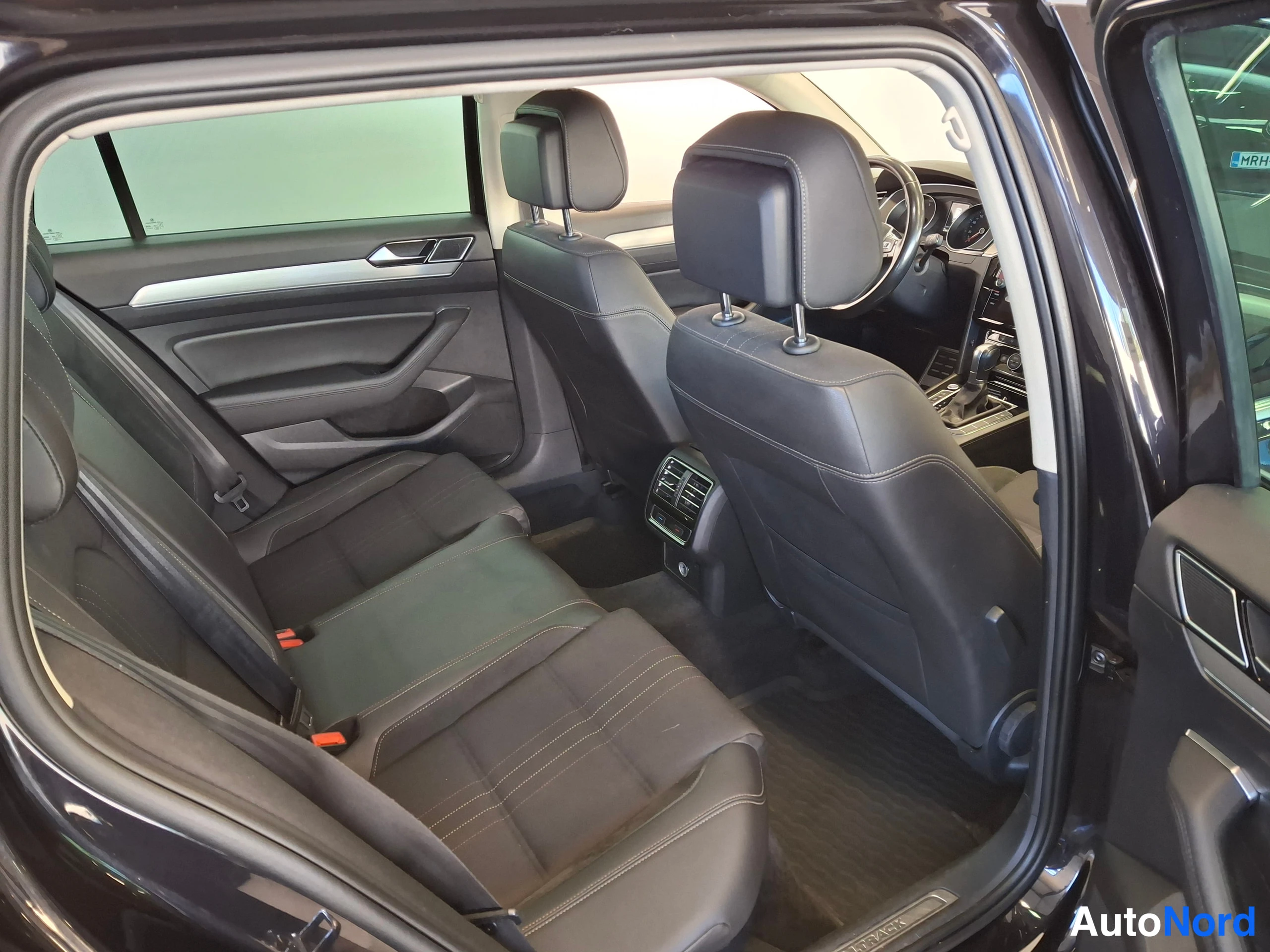 Musta Volkswagen Passat 2017, takaistuimet, kuva 23