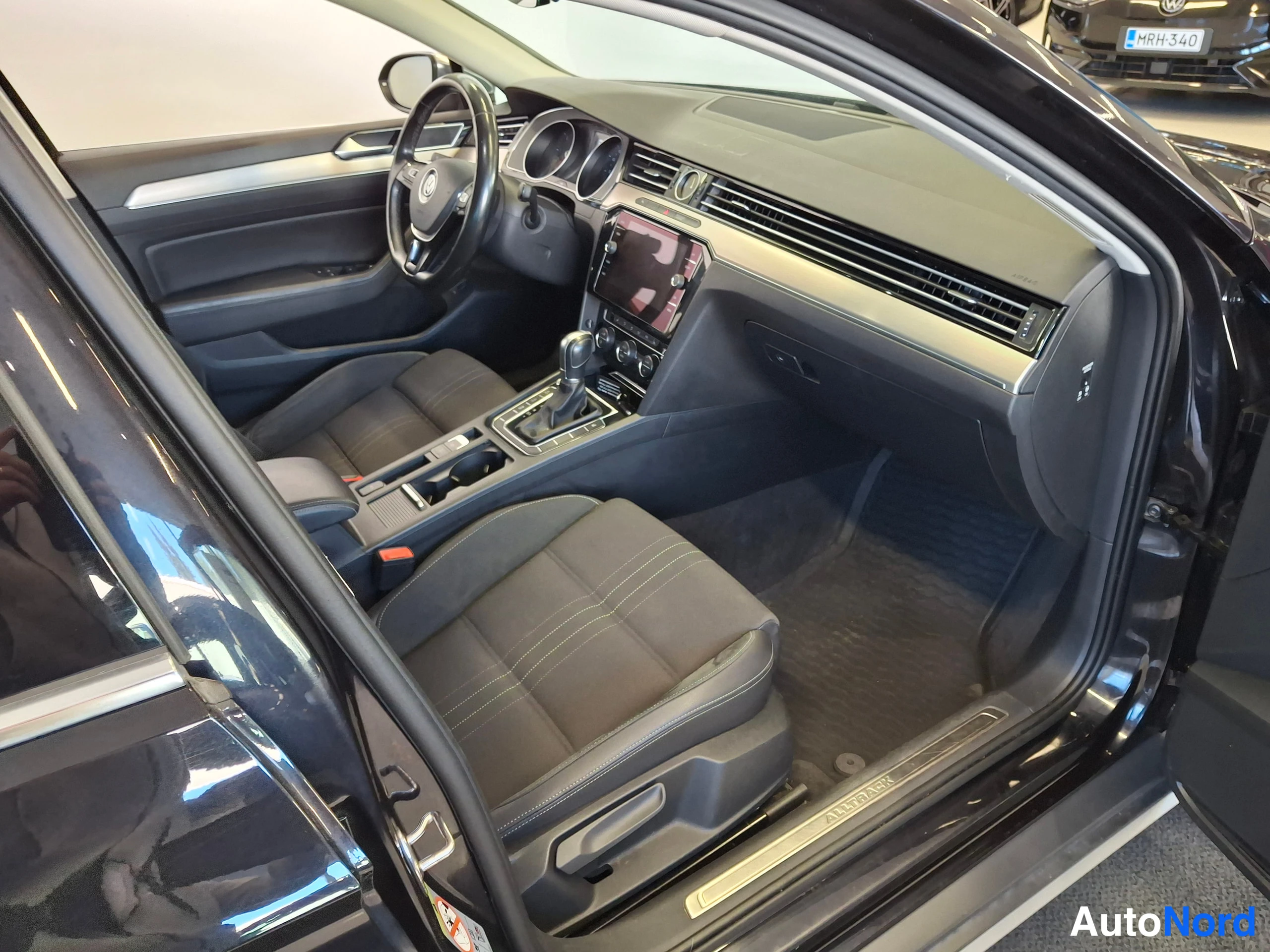 Musta Volkswagen Passat 2017, ohjaamo, kuva 18