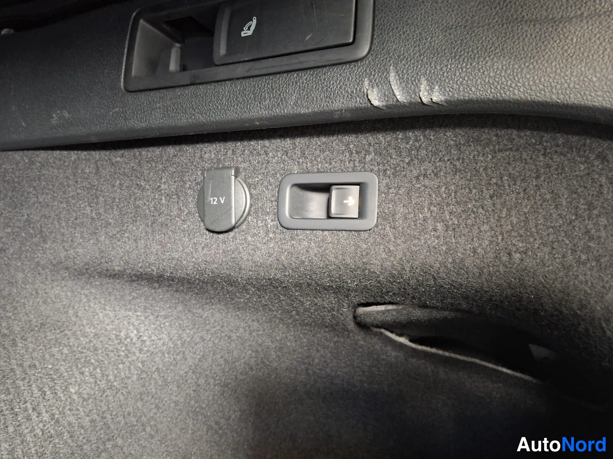 Musta Volkswagen Passat 2017, tavaratila, kuva 26