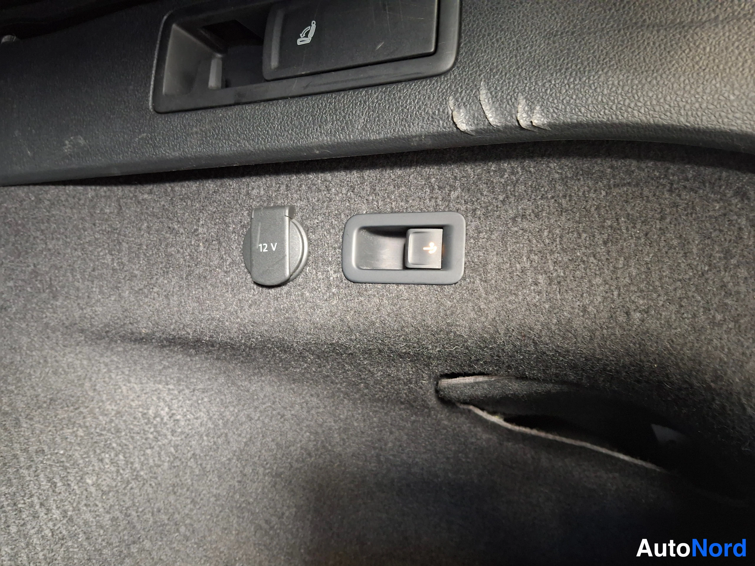 Musta Volkswagen Passat 2017, tavaratila, kuva 27