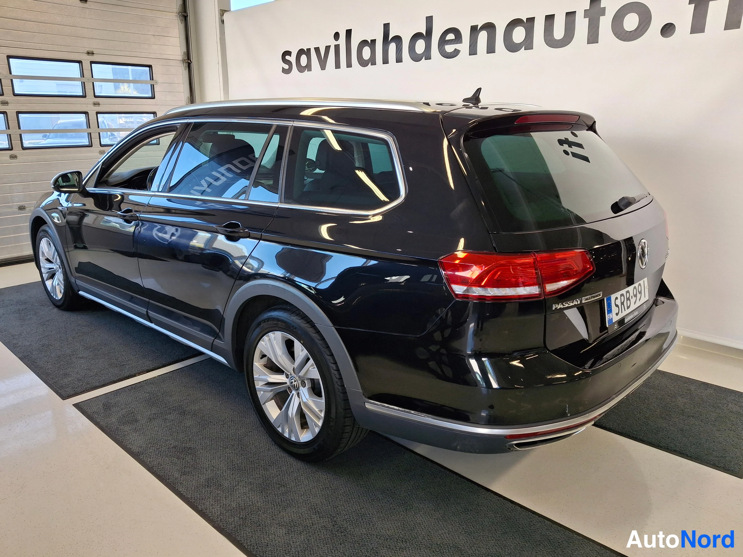 Musta Volkswagen Passat 2017, takaviisto, kuva 8