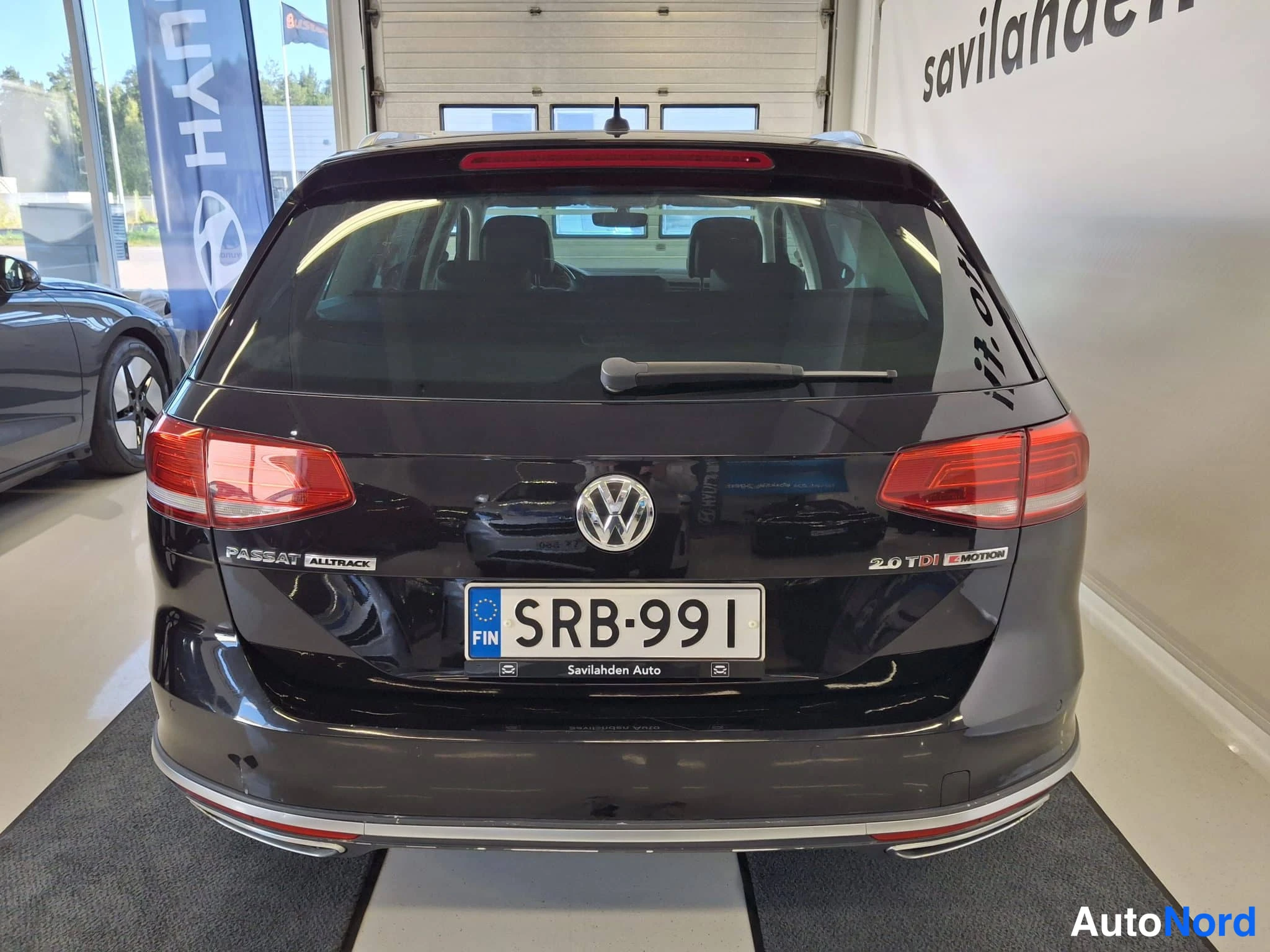 Musta Volkswagen Passat 2017, takaa, kuva 11
