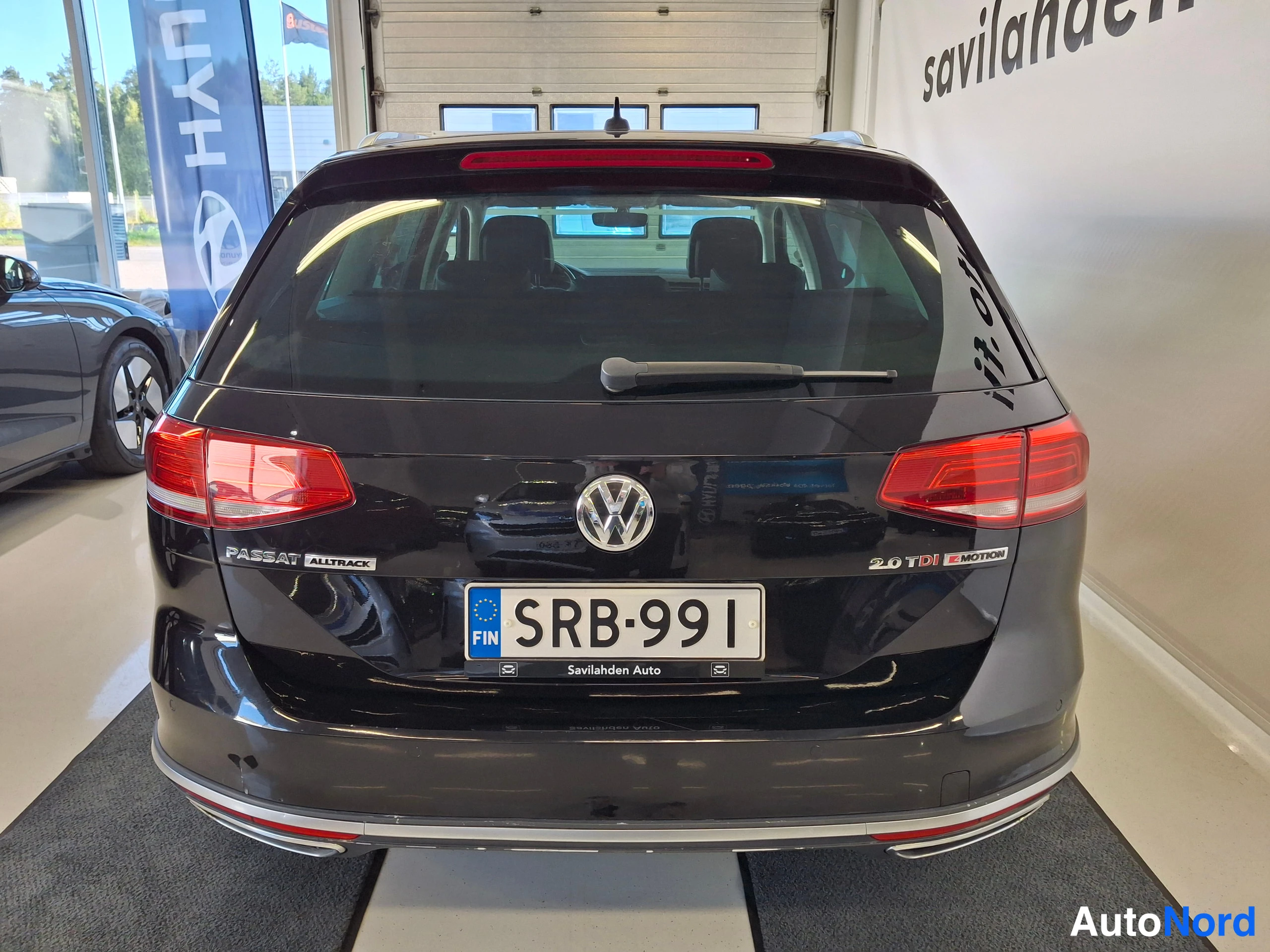 Musta Volkswagen Passat 2017, takaa, kuva 12
