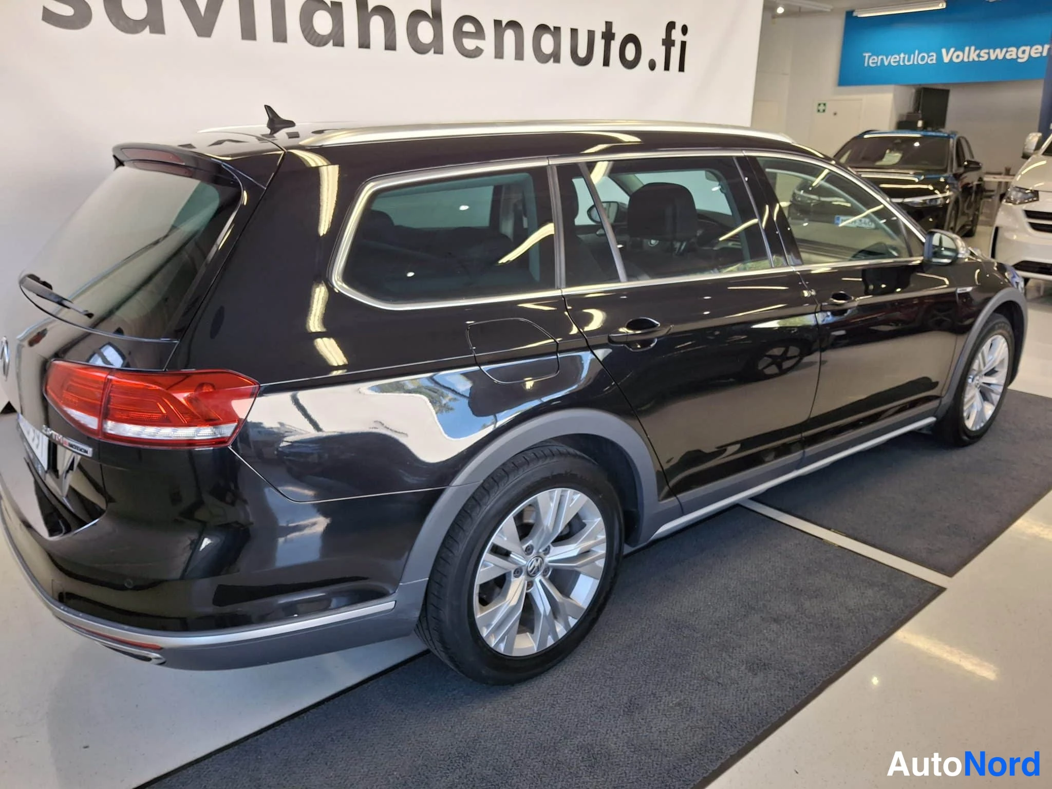 Musta Volkswagen Passat 2017, takaviisto, kuva 9