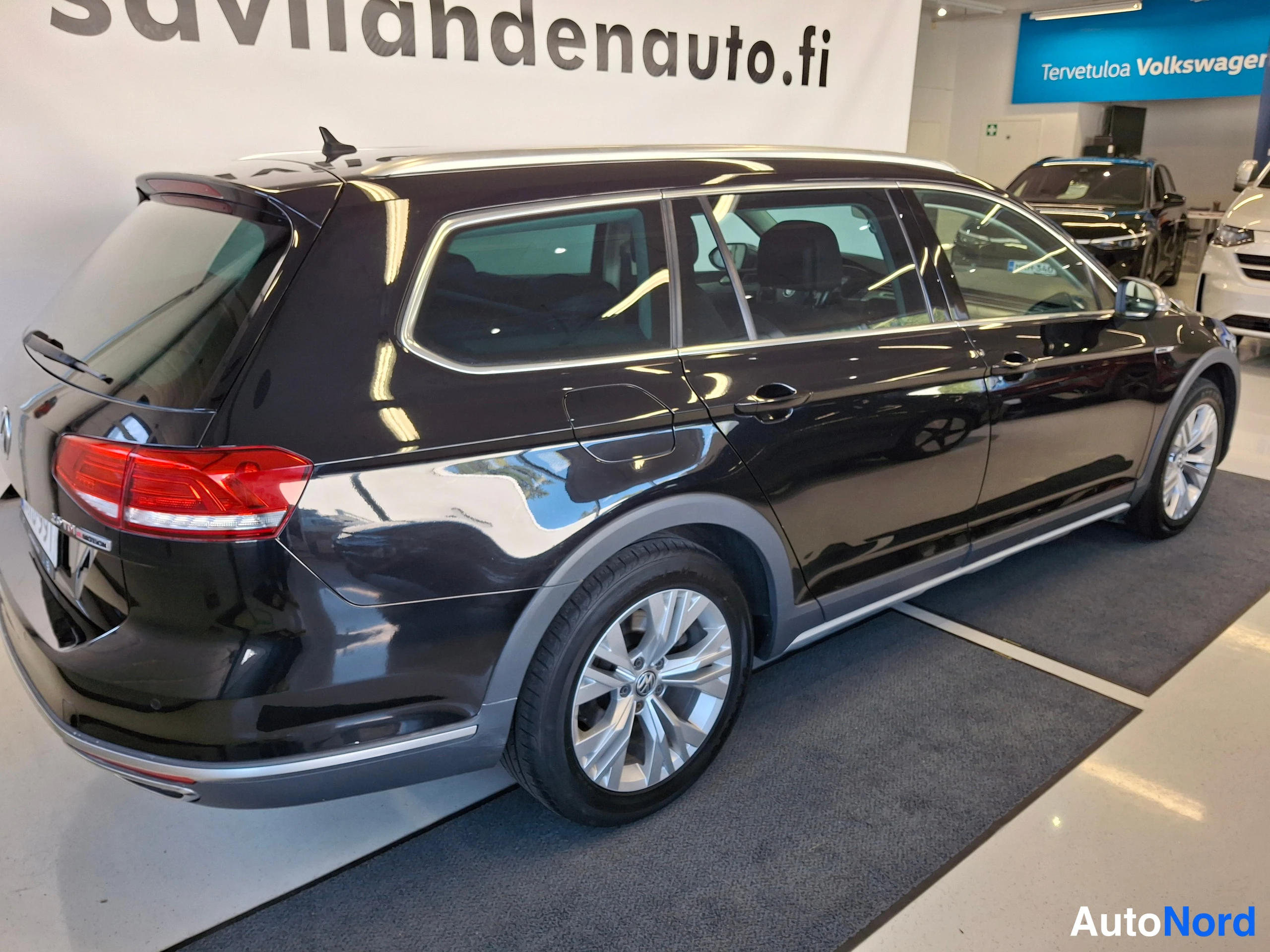Musta Volkswagen Passat 2017, takaviisto, kuva 10