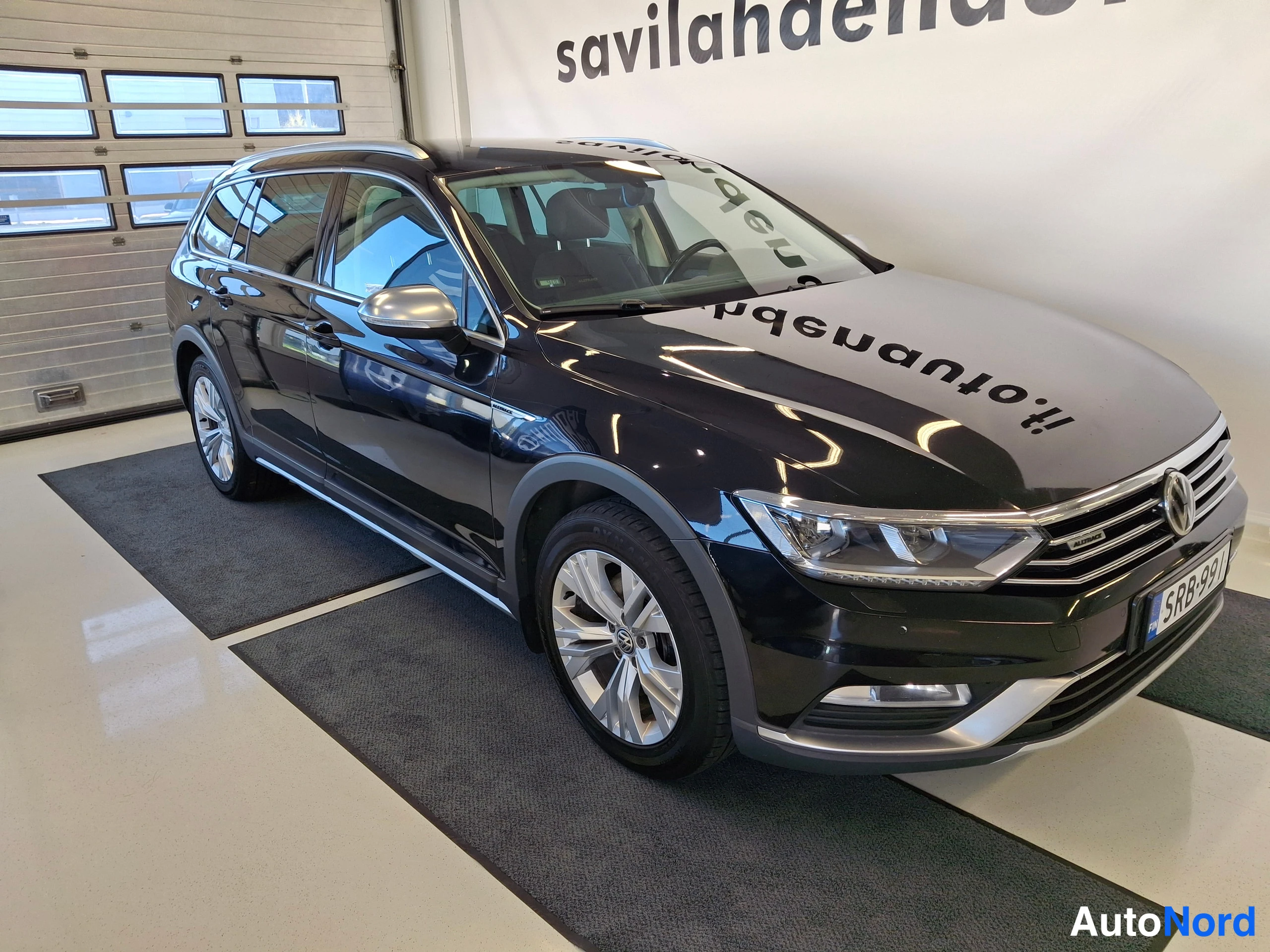 Musta Volkswagen Passat 2017, etuviisto, keula oikealle, kuva 4