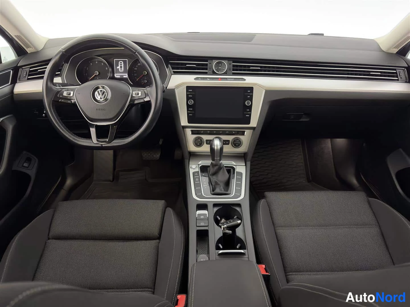 Harmaa Volkswagen Passat 2018, ohjaamo, kuva 13