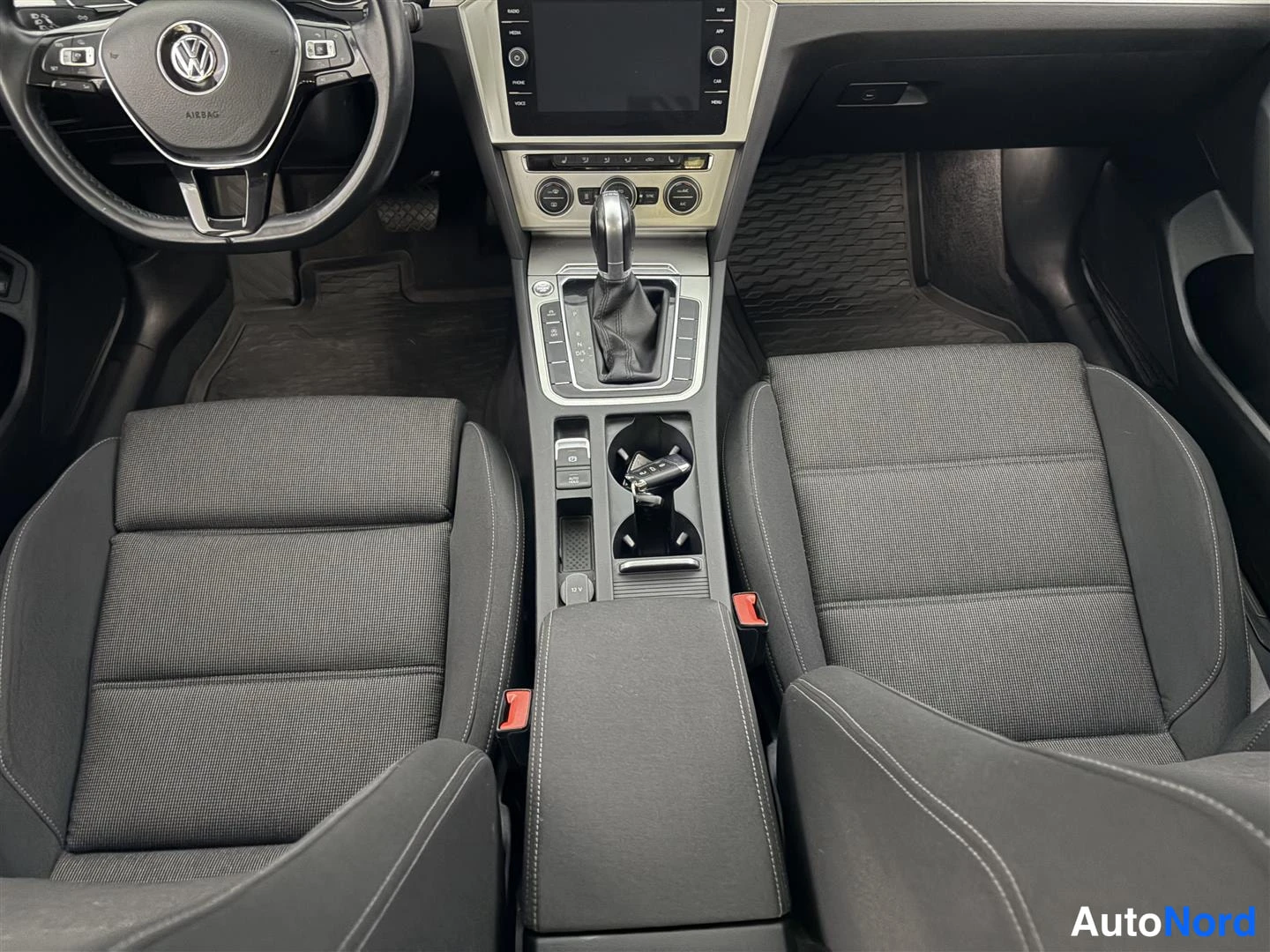 Harmaa Volkswagen Passat 2018, ohjaamo, kuva 14