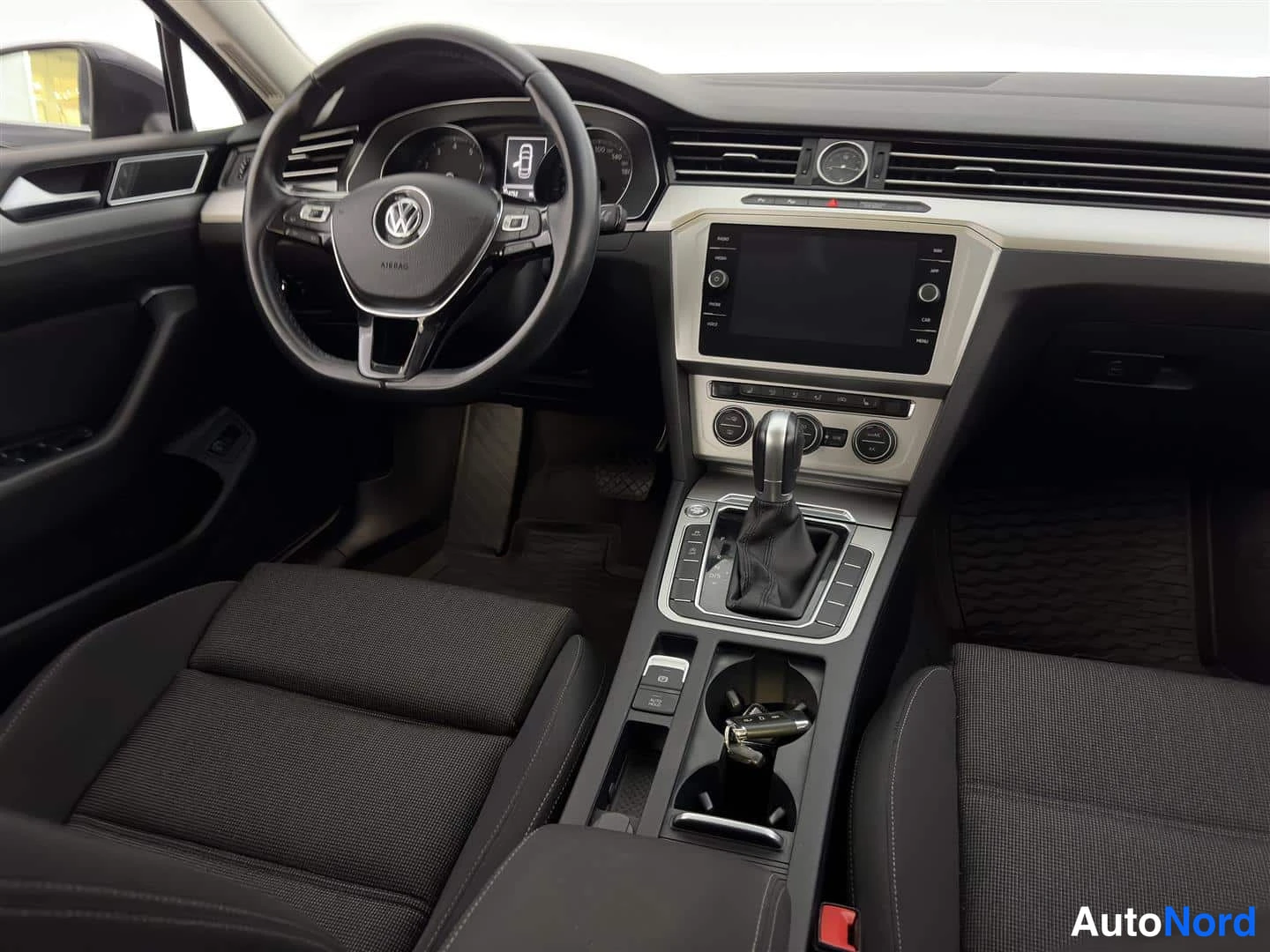 Harmaa Volkswagen Passat 2018, ohjaamo, kuva 15