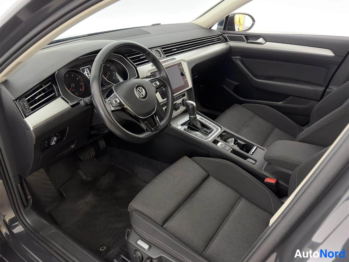 Harmaa Volkswagen Passat 2018, ohjaamo, kuva 16